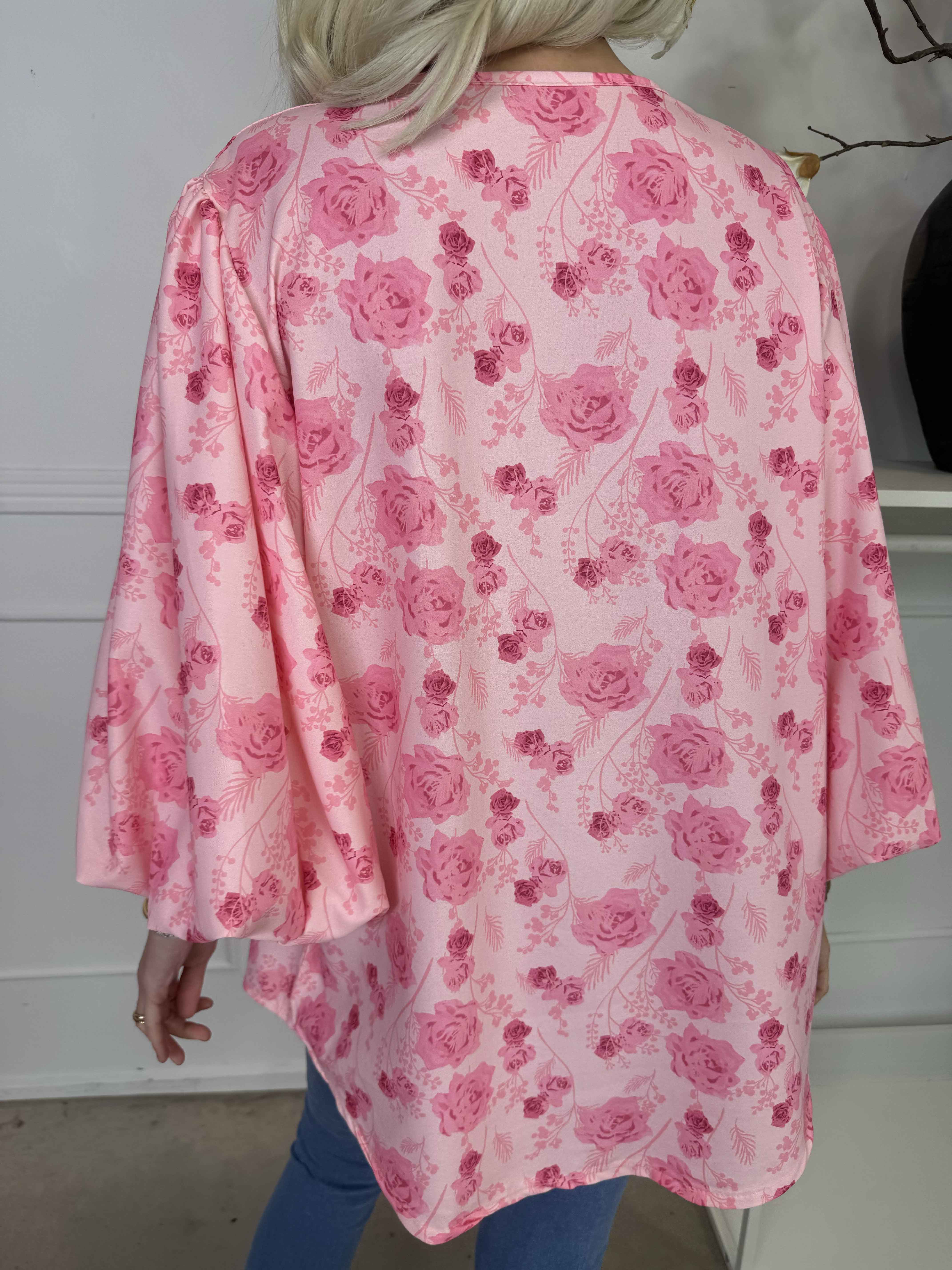 Lenora - Blomstret tunika med pufærmer og v-udskæring