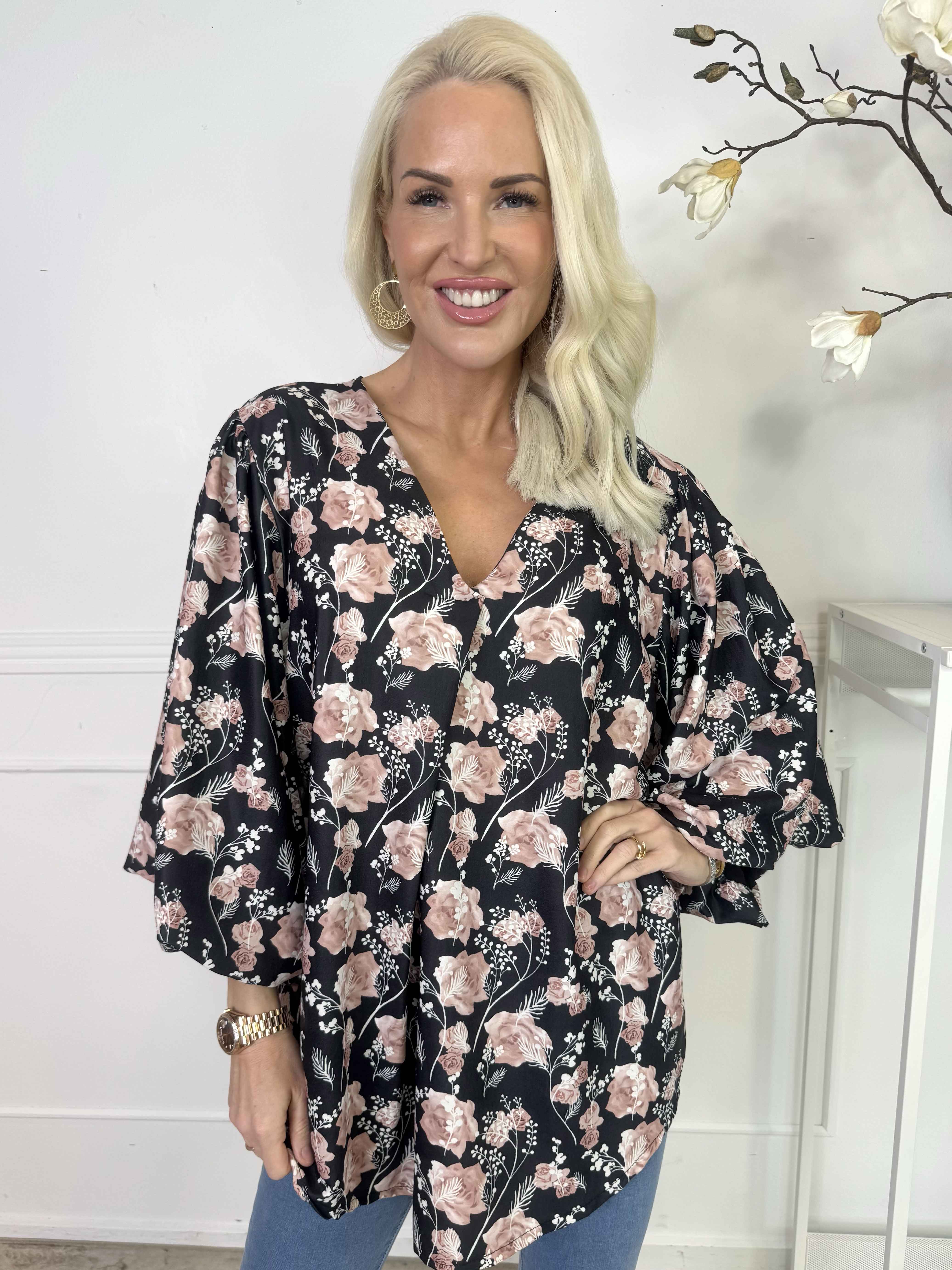 Lenora - Blomstret tunika med pufærmer og v-udskæring