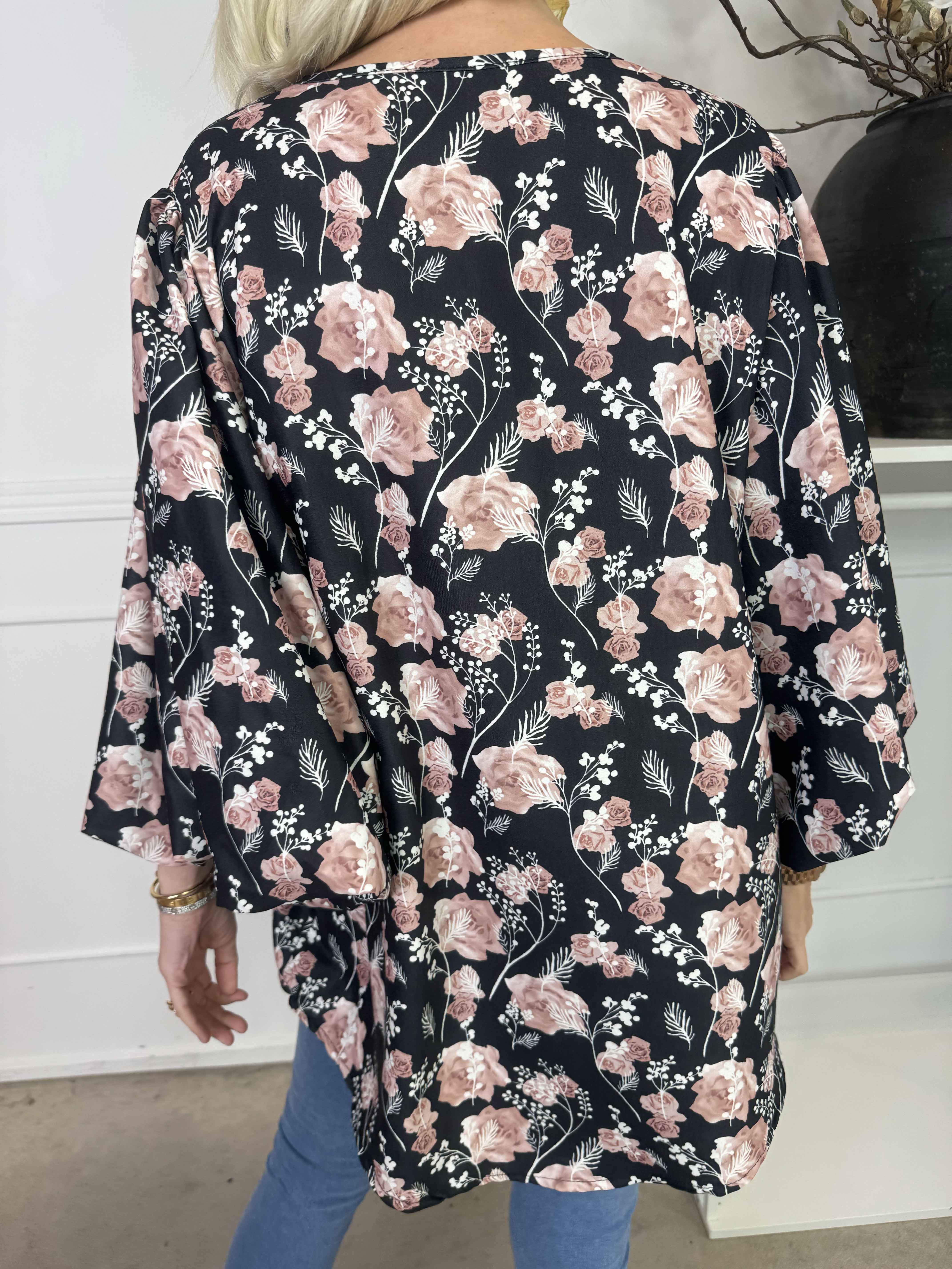 Lenora - Blomstret tunika med pufærmer og v-udskæring