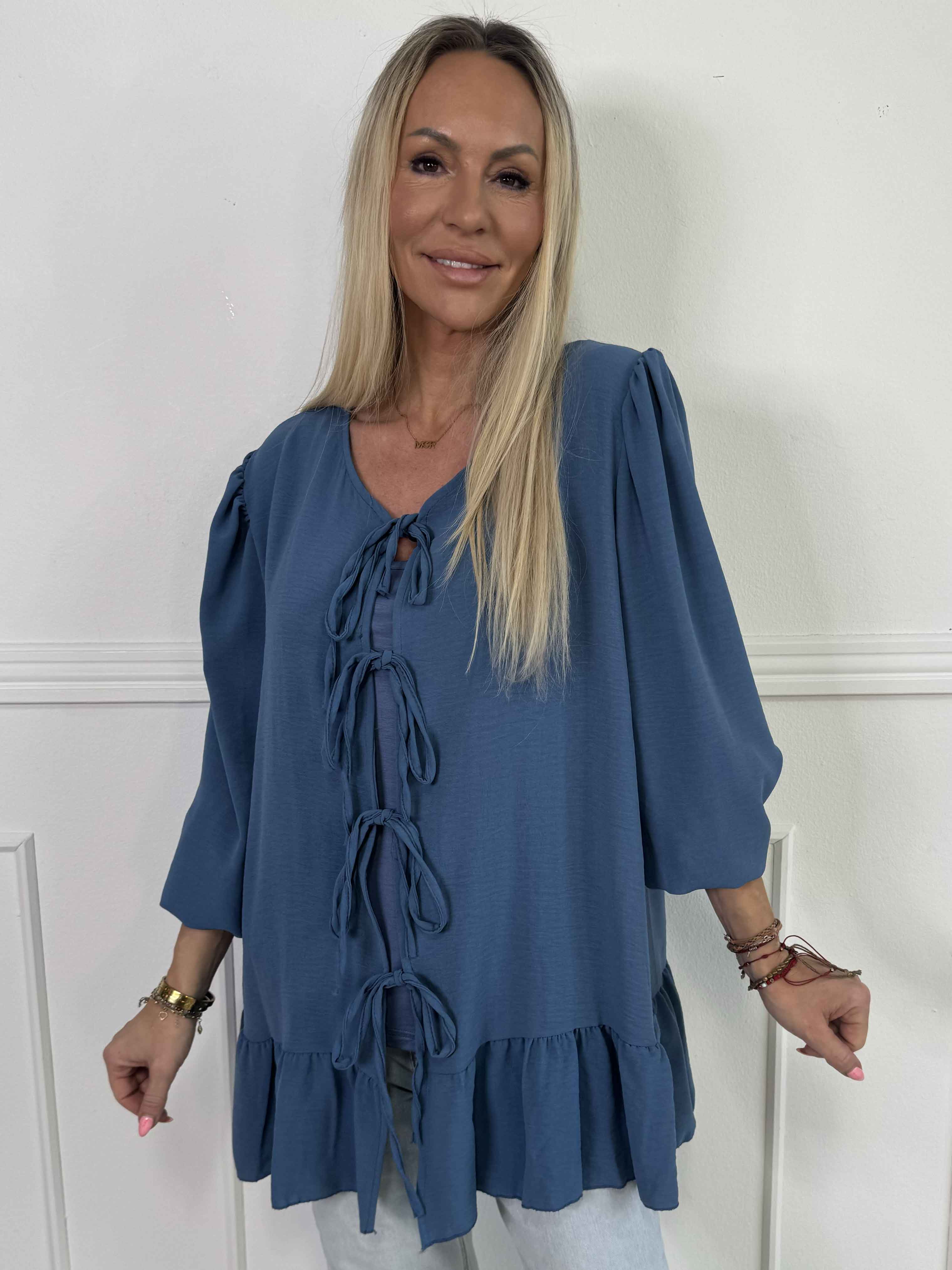 Leslie - Sød tunika i viskose med fine sløjfer foran