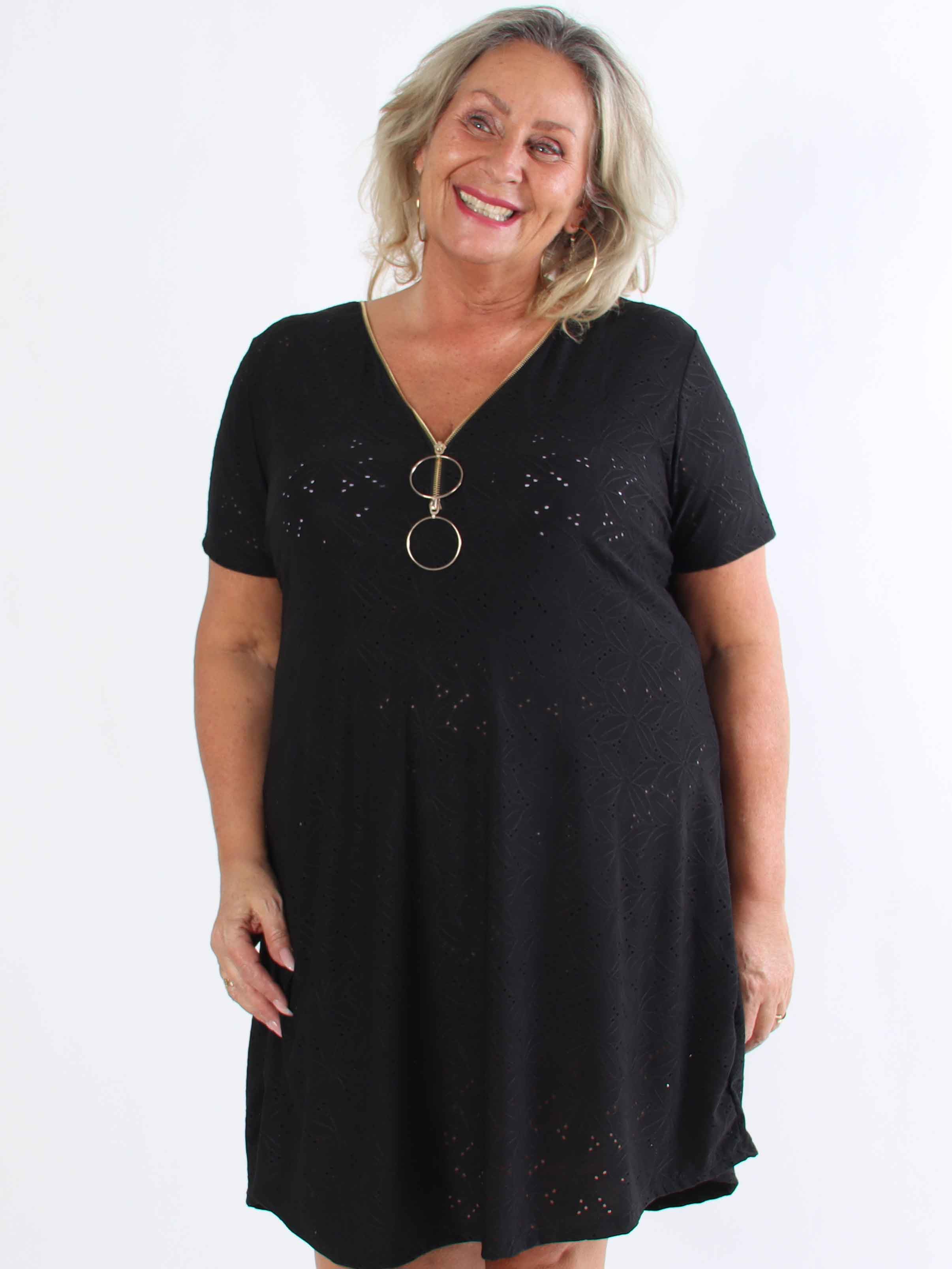 Liba - Blød elastisk plus size kjole i broderie anglaise med lynlås