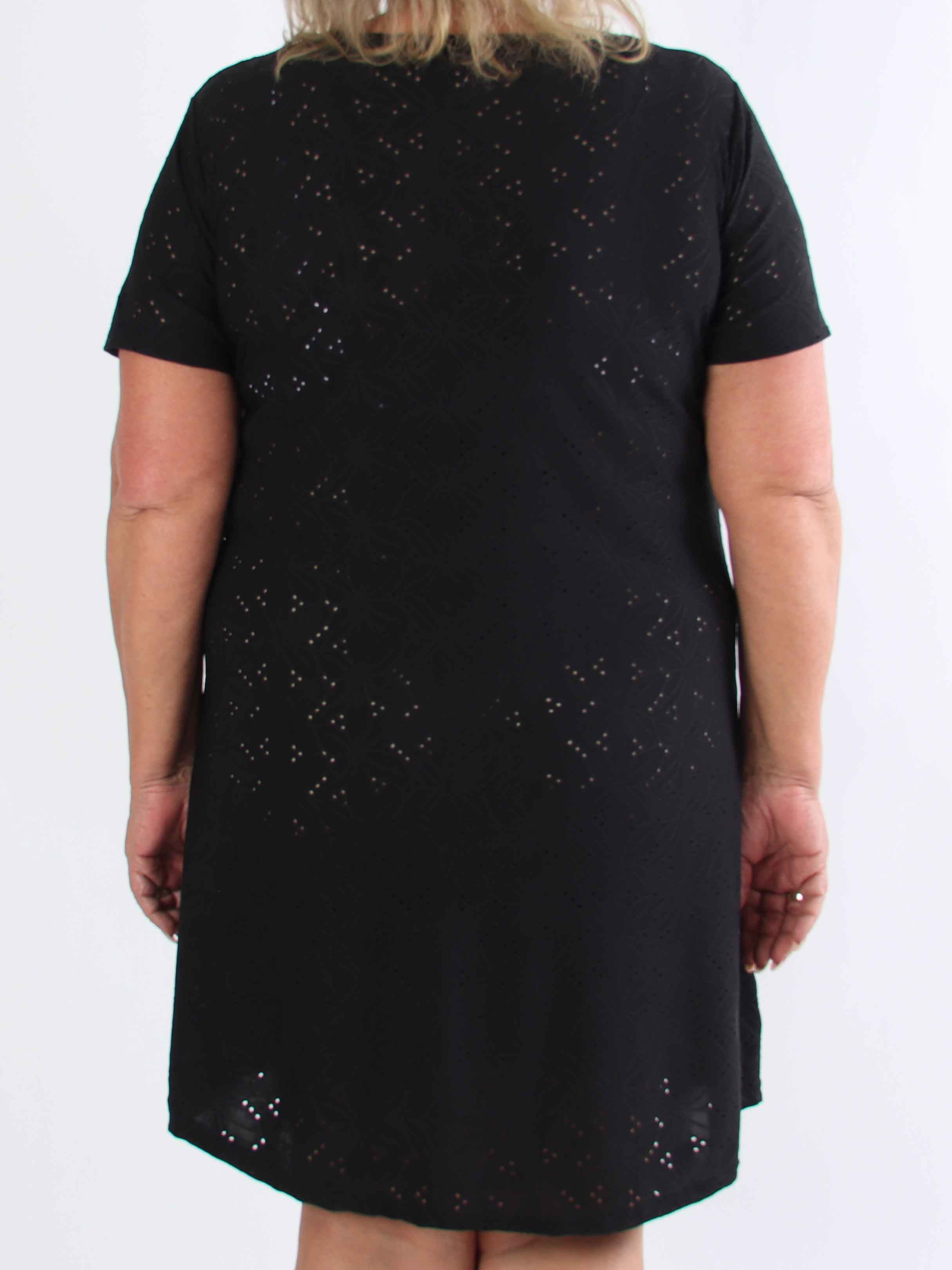 Liba - Blød elastisk plus size kjole i broderie anglaise med lynlås