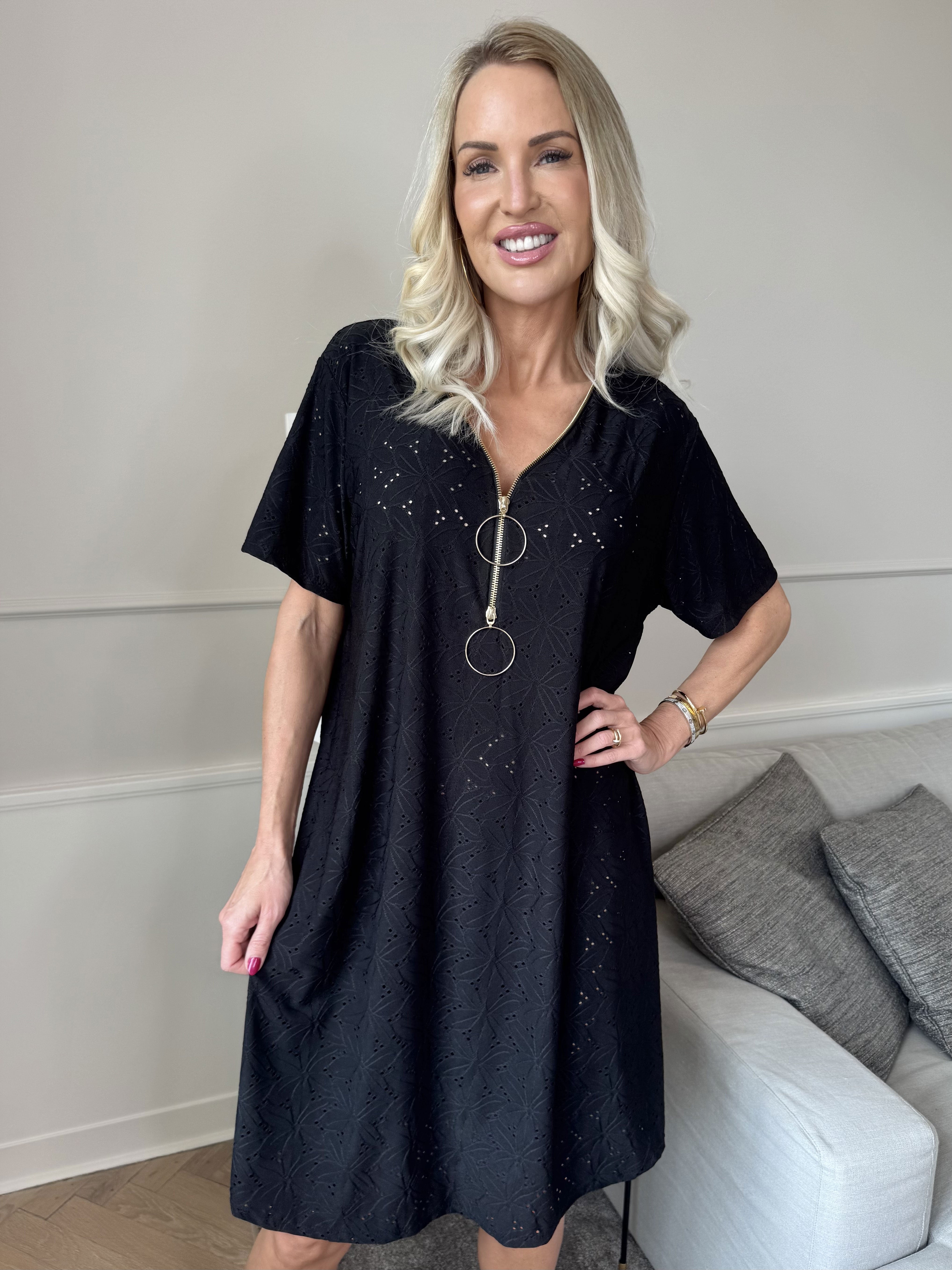 Liba - Blød elastisk kjole i broderie anglaise med lynlås