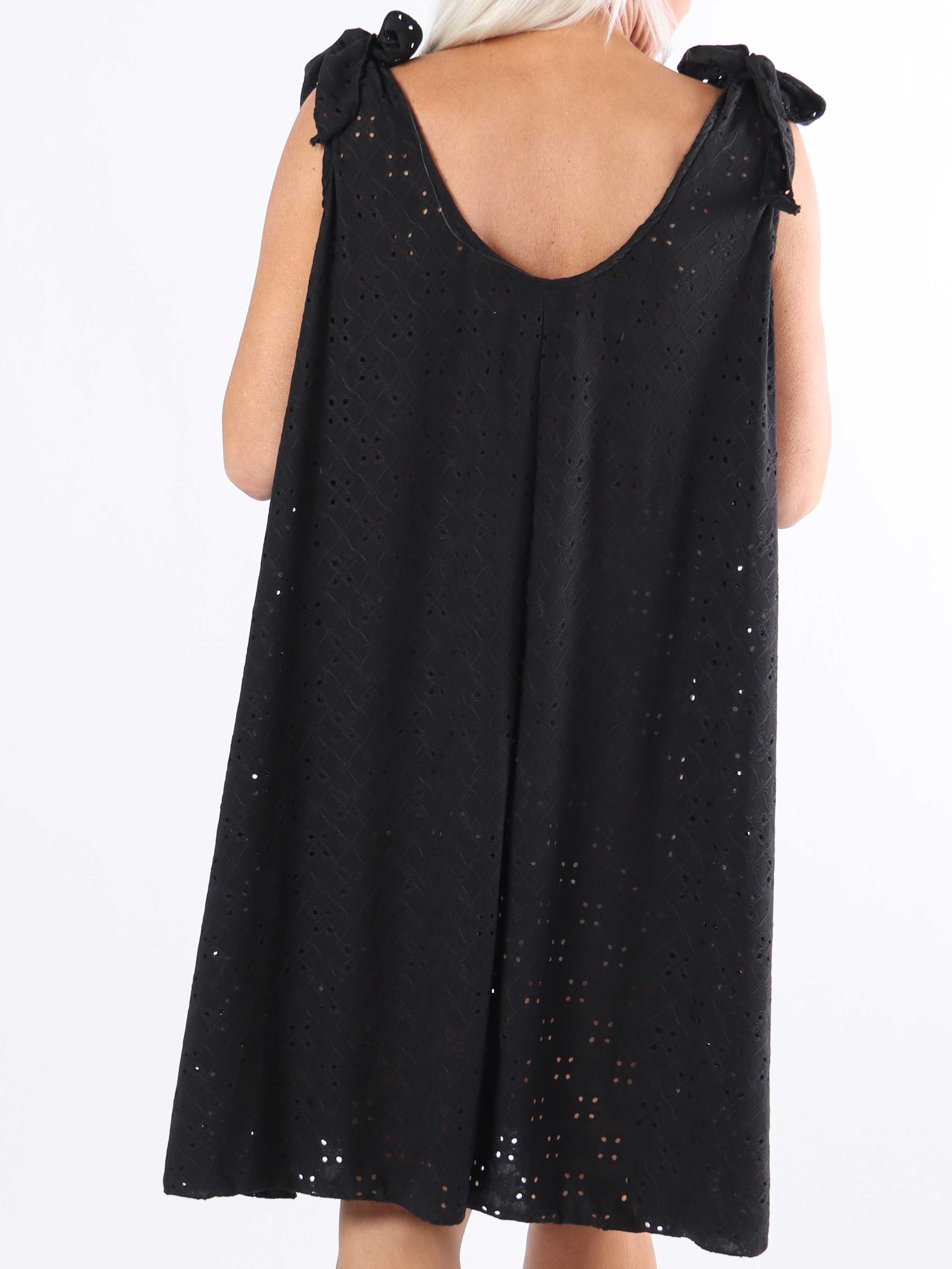 Likas - Blød og elastisk plus size kjole med broderie anglaise