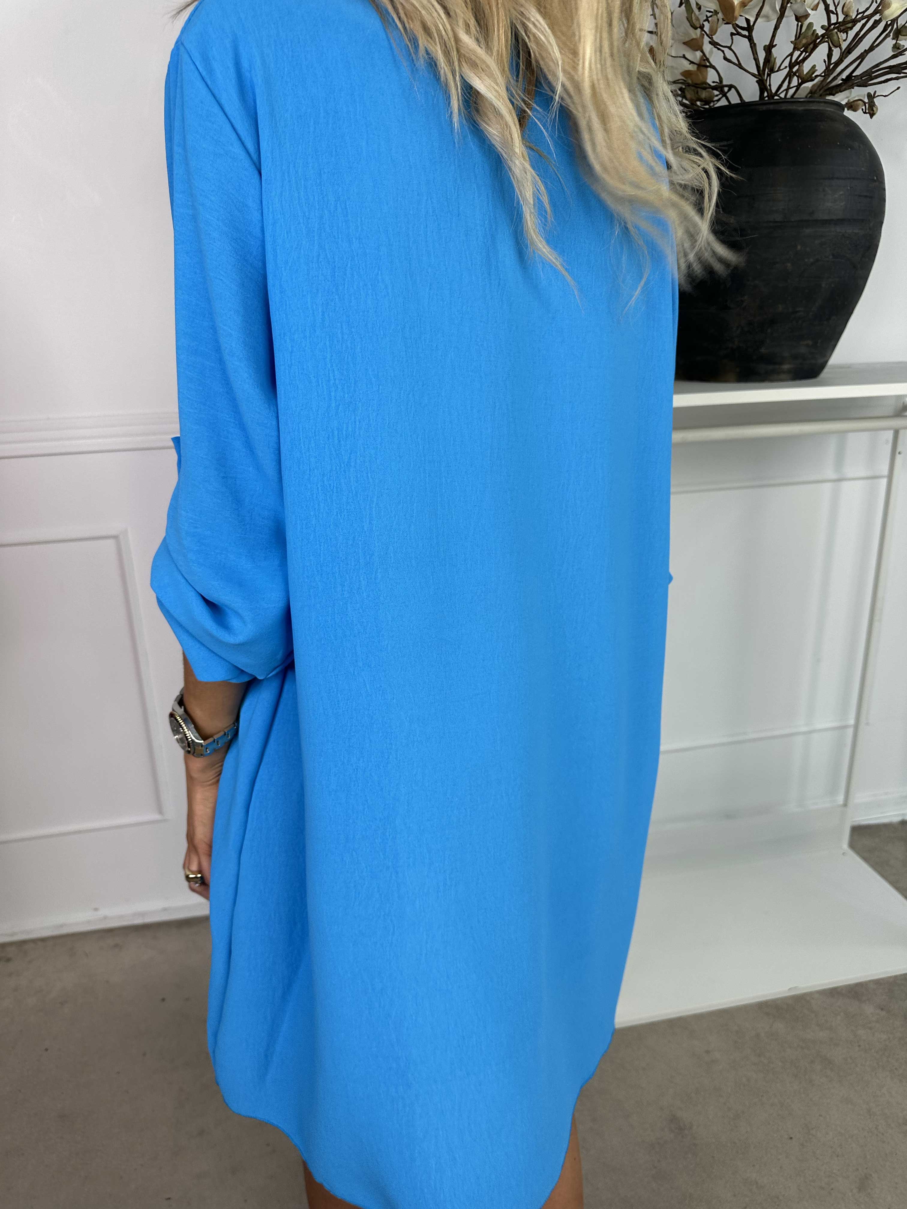 Lily - Tunikakjole i viskose med v-udskæring med pailletter