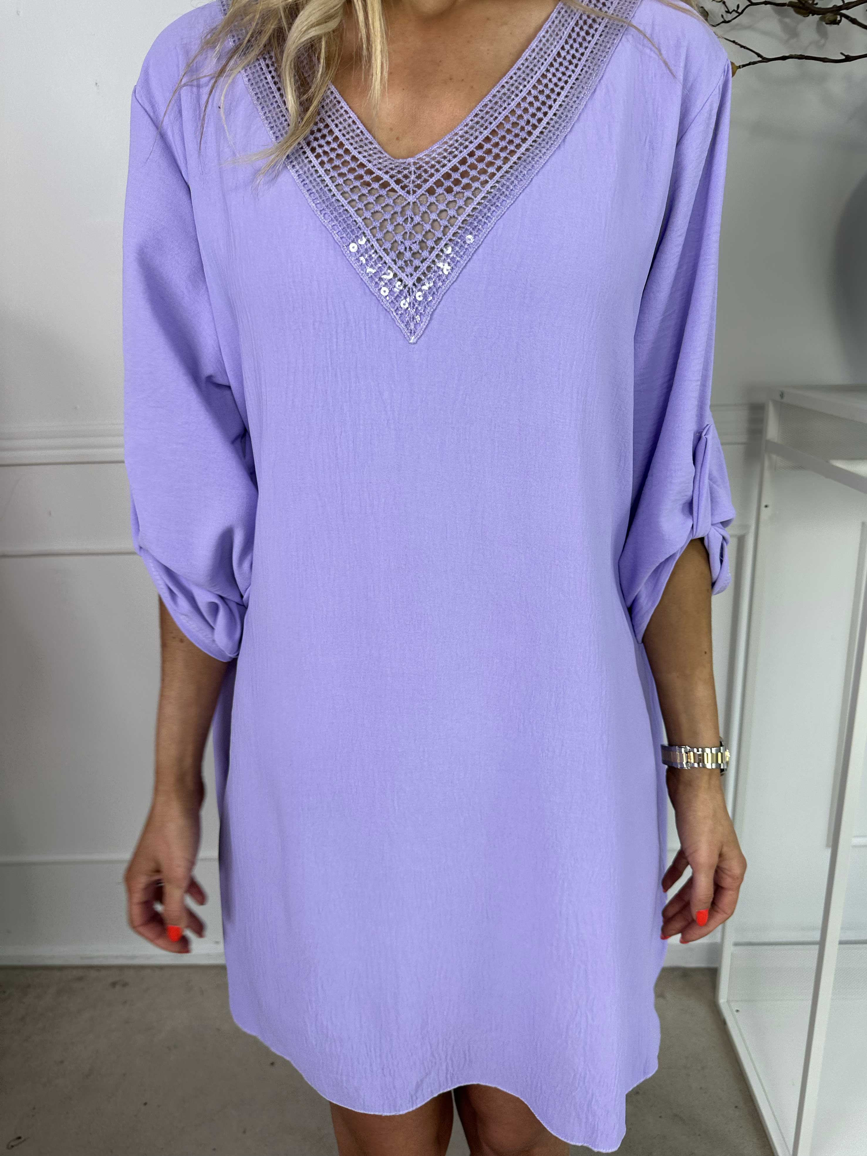 Lily - Tunikakjole i viskose med v-udskæring med pailletter