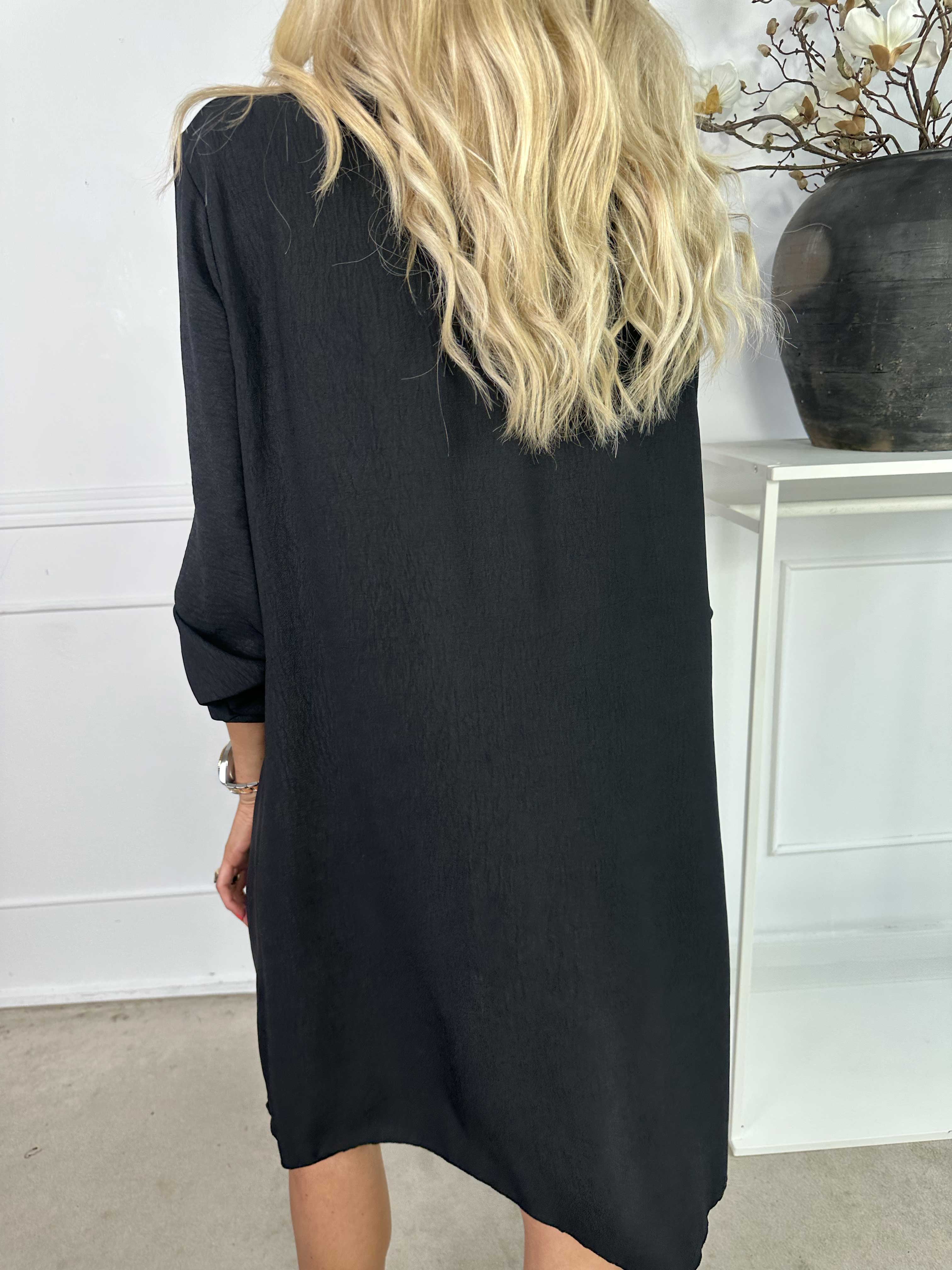 Lily - Tunikakjole i viskose med v-udskæring med pailletter