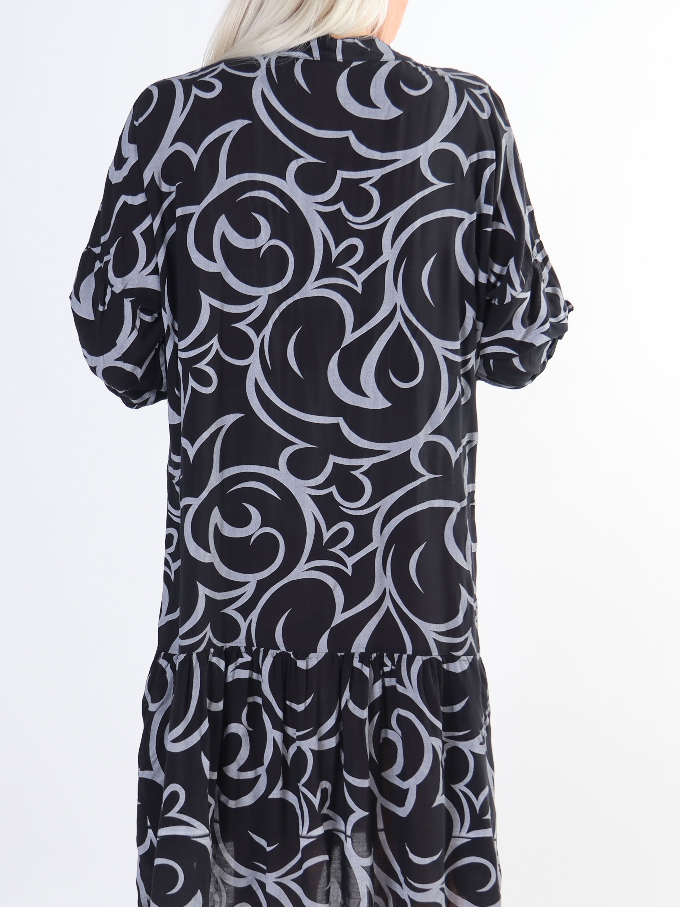 Linda - Mønstret plus size skjortekjole med flæsekant