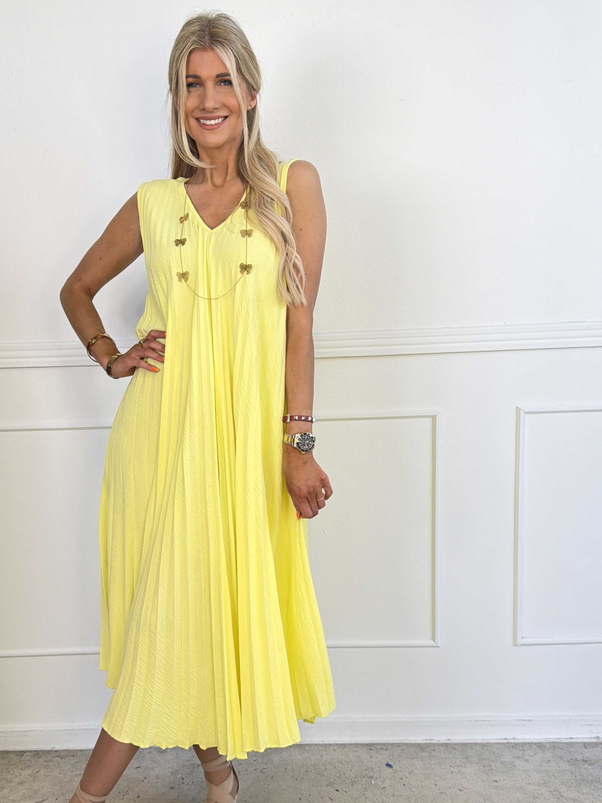 Linda - Plisseret kjole i blød viskoseblanding med V-udskæring foran