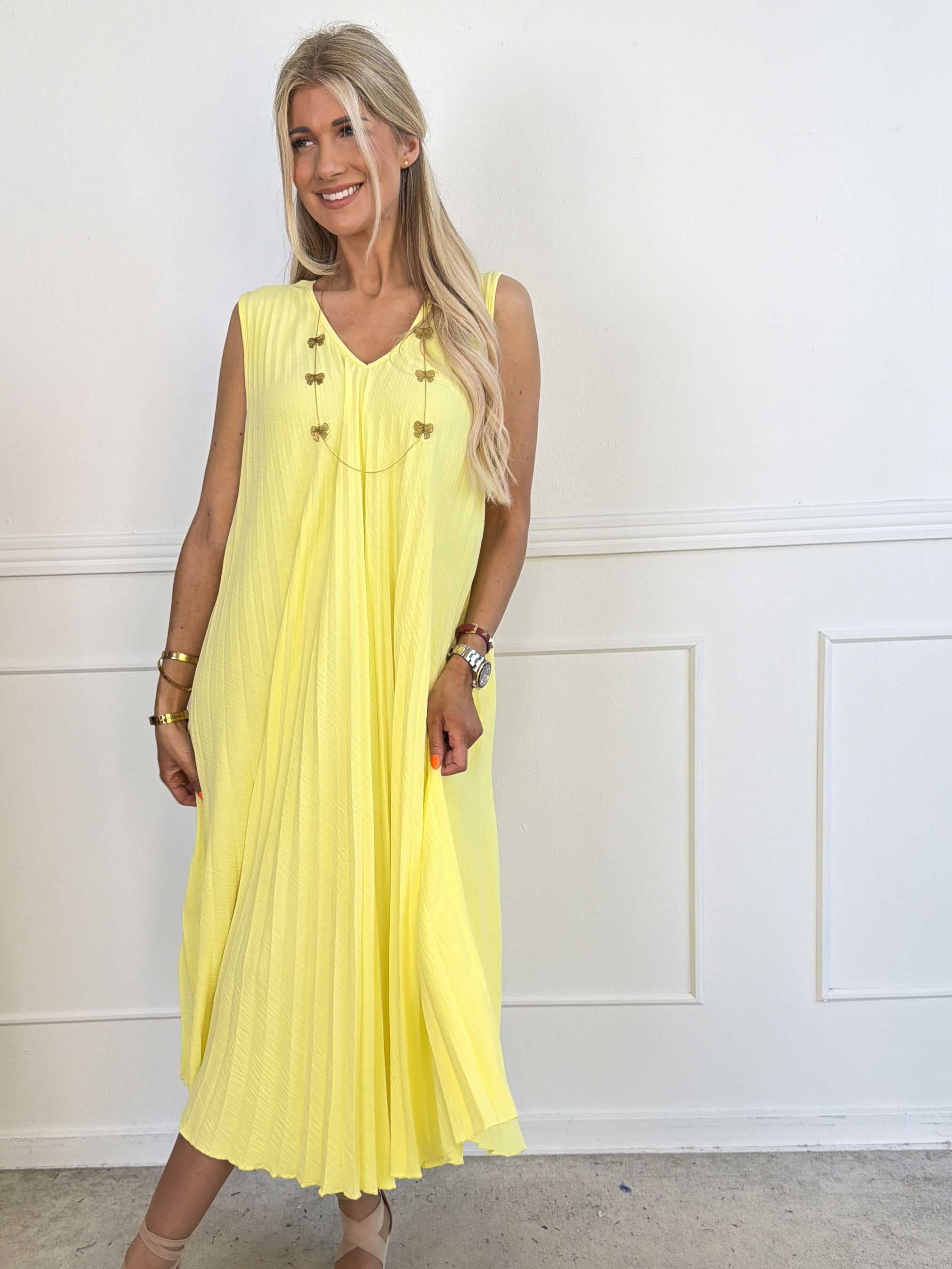 Linda - Plisseret kjole i blød viskoseblanding med V-udskæring foran