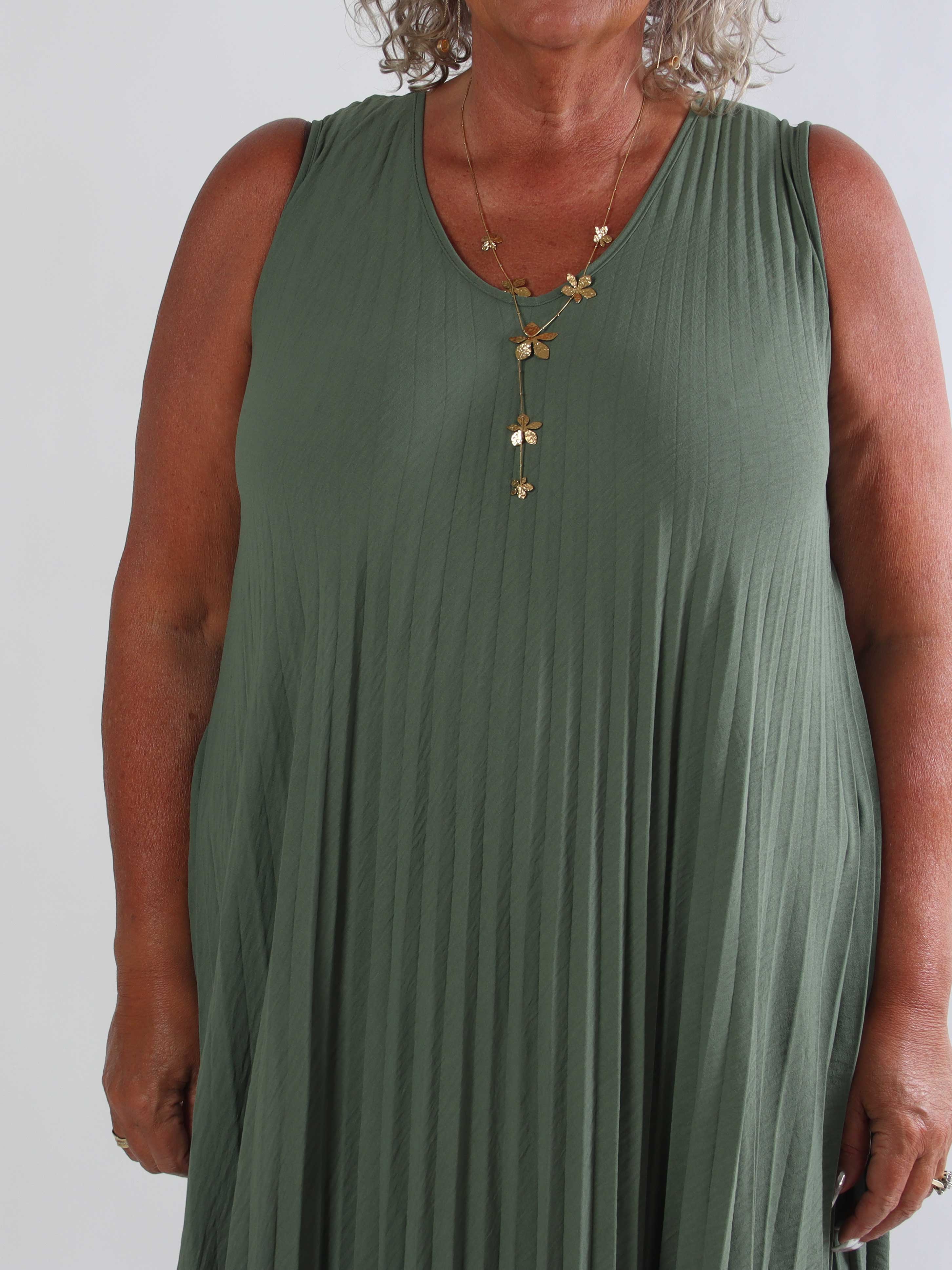 Linda - Plisseret plus size kjole i blød viskoseblanding med V-udskæring