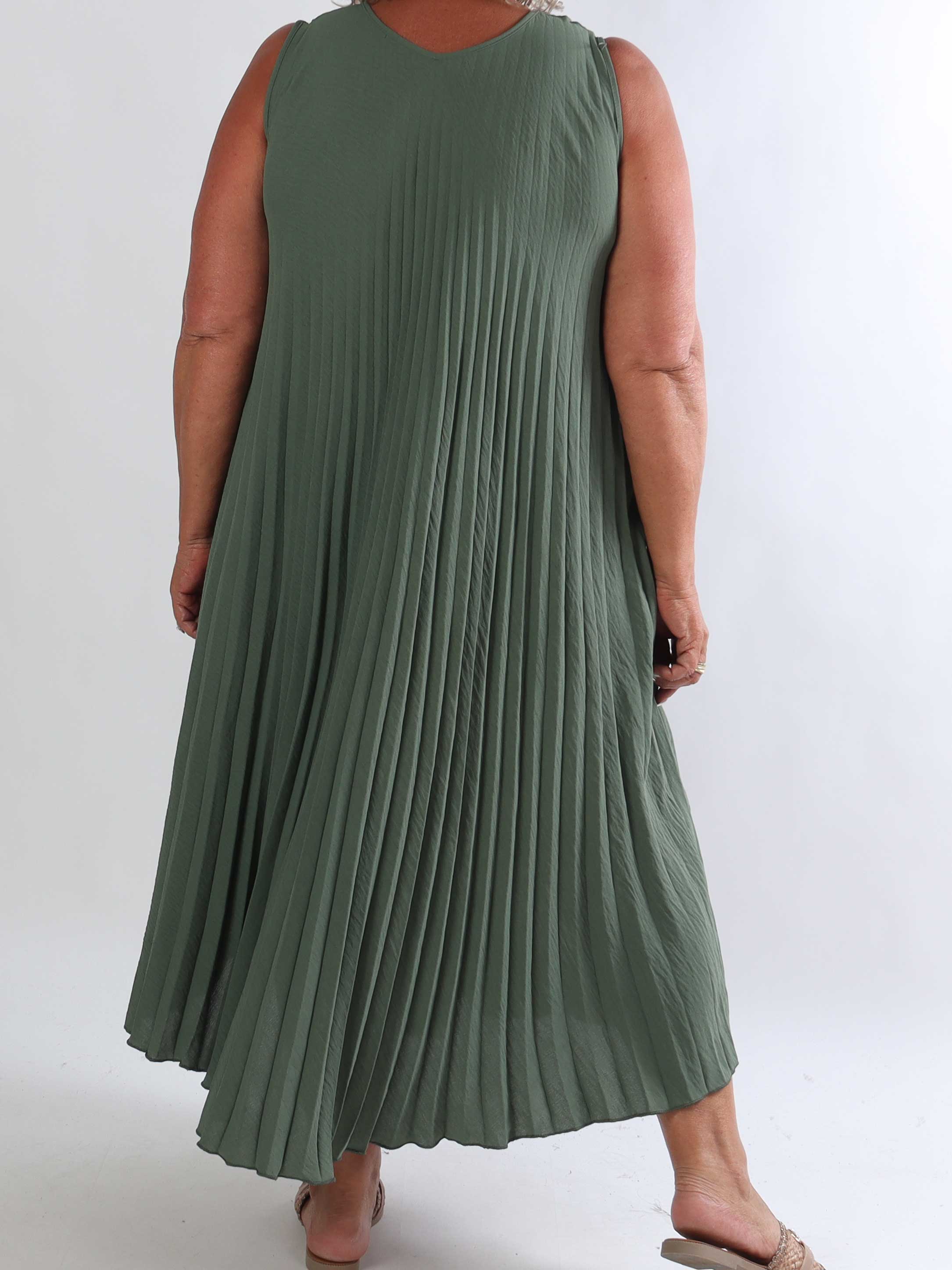Linda - Plisseret plus size kjole i blød viskoseblanding med V-udskæring