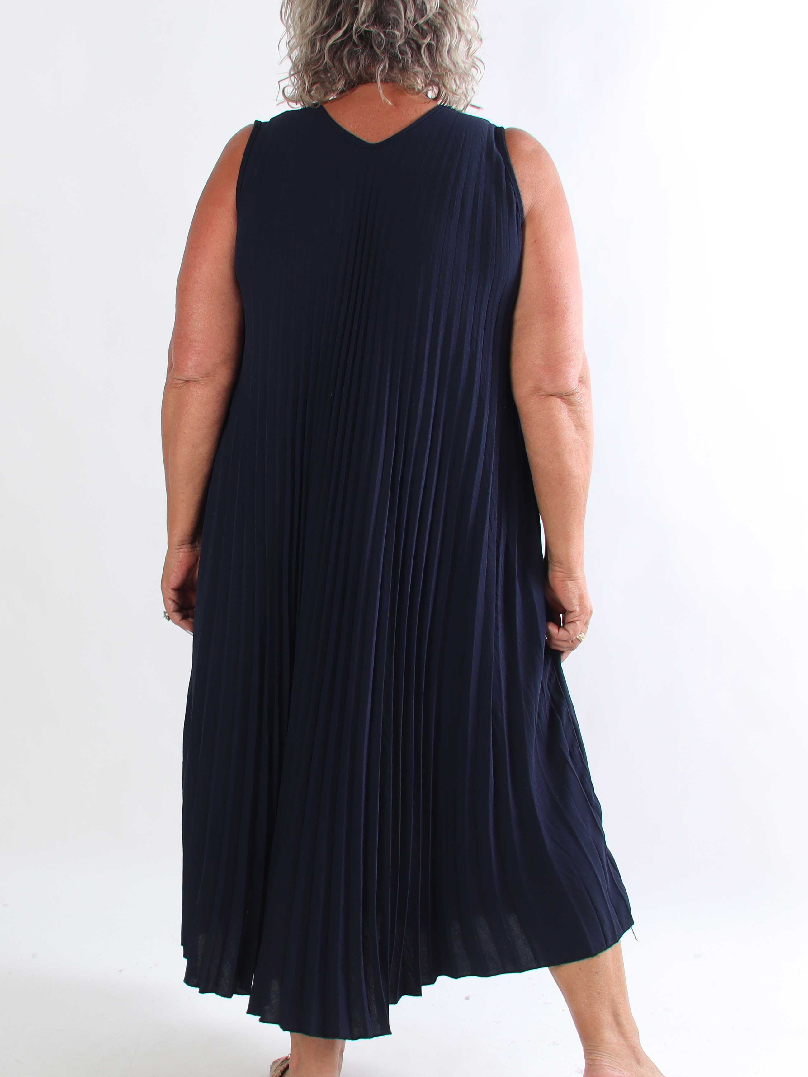 Linda - Plisseret plus size kjole i blød viskoseblanding med V-udskæring