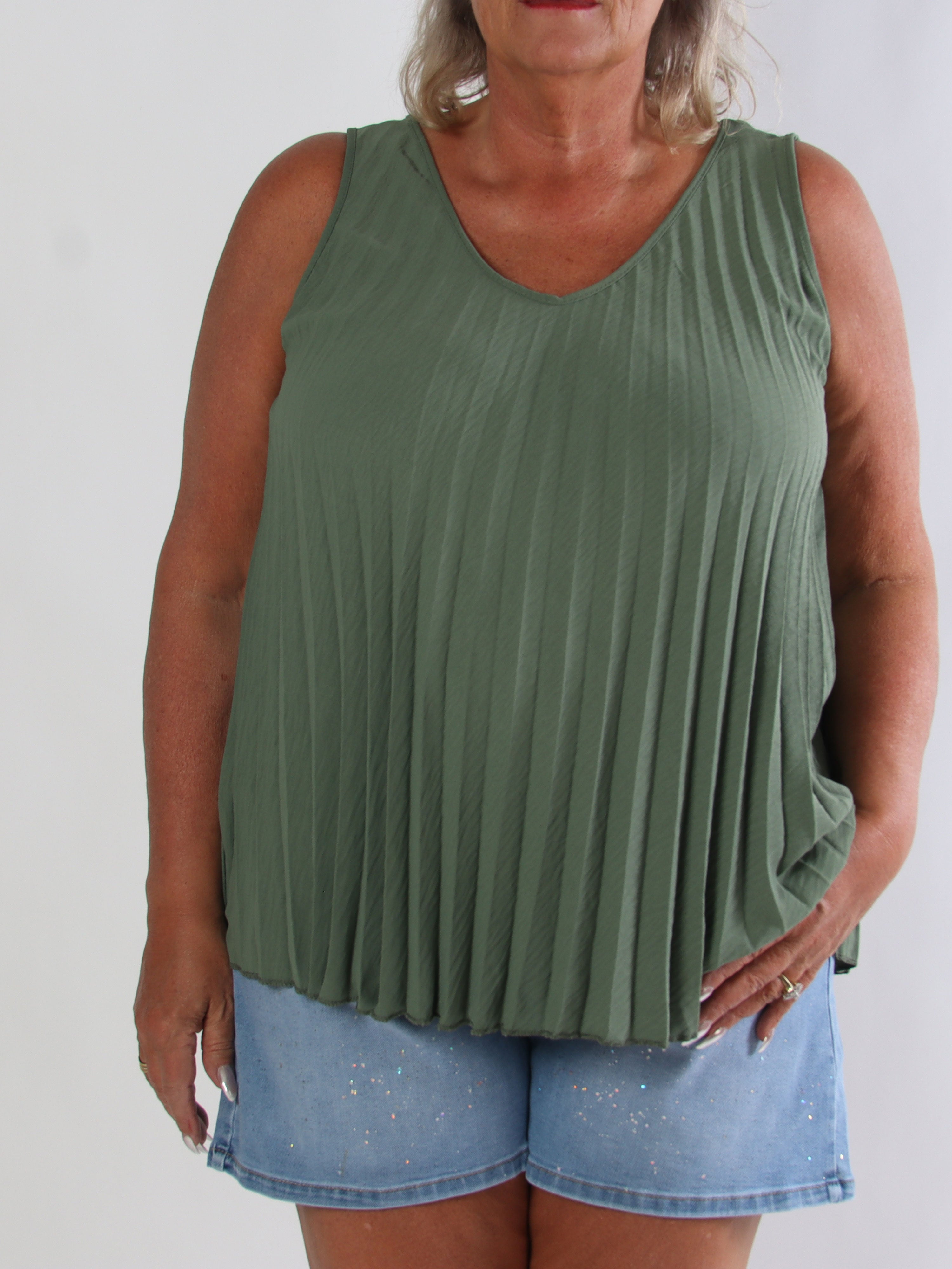 Linda Top - Fin plisseret plus size top i viskoseblanding med V-udskæring