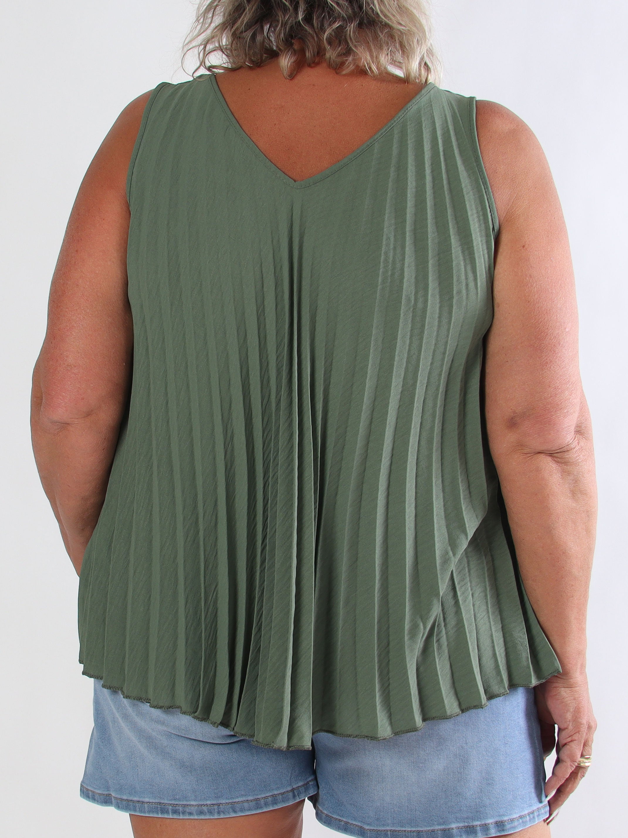 Linda Top - Fin plisseret plus size top i viskoseblanding med V-udskæring