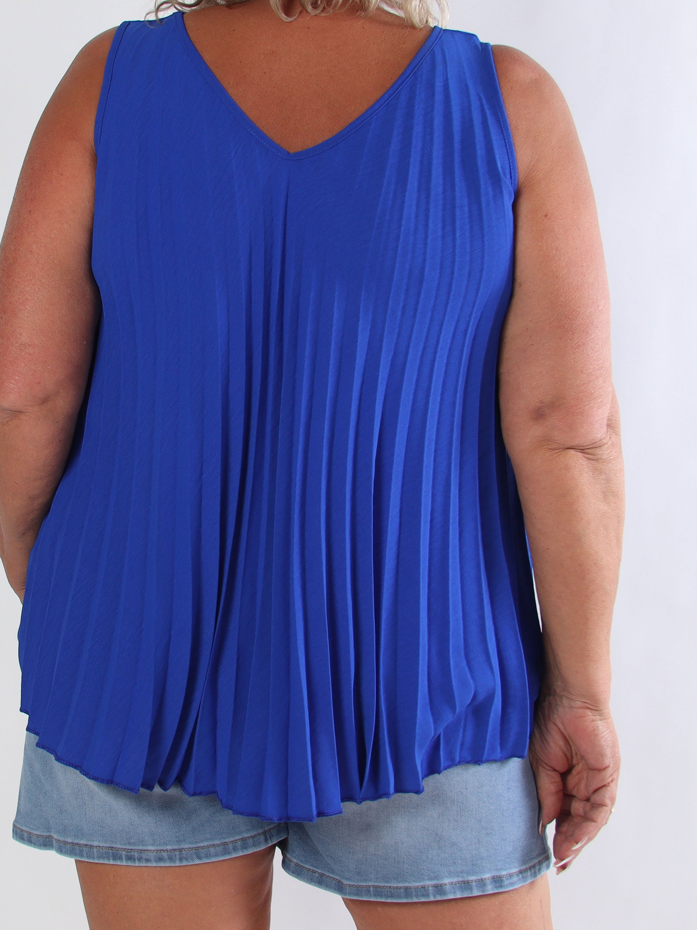 Linda Top - Fin plisseret plus size top i viskoseblanding med V-udskæring