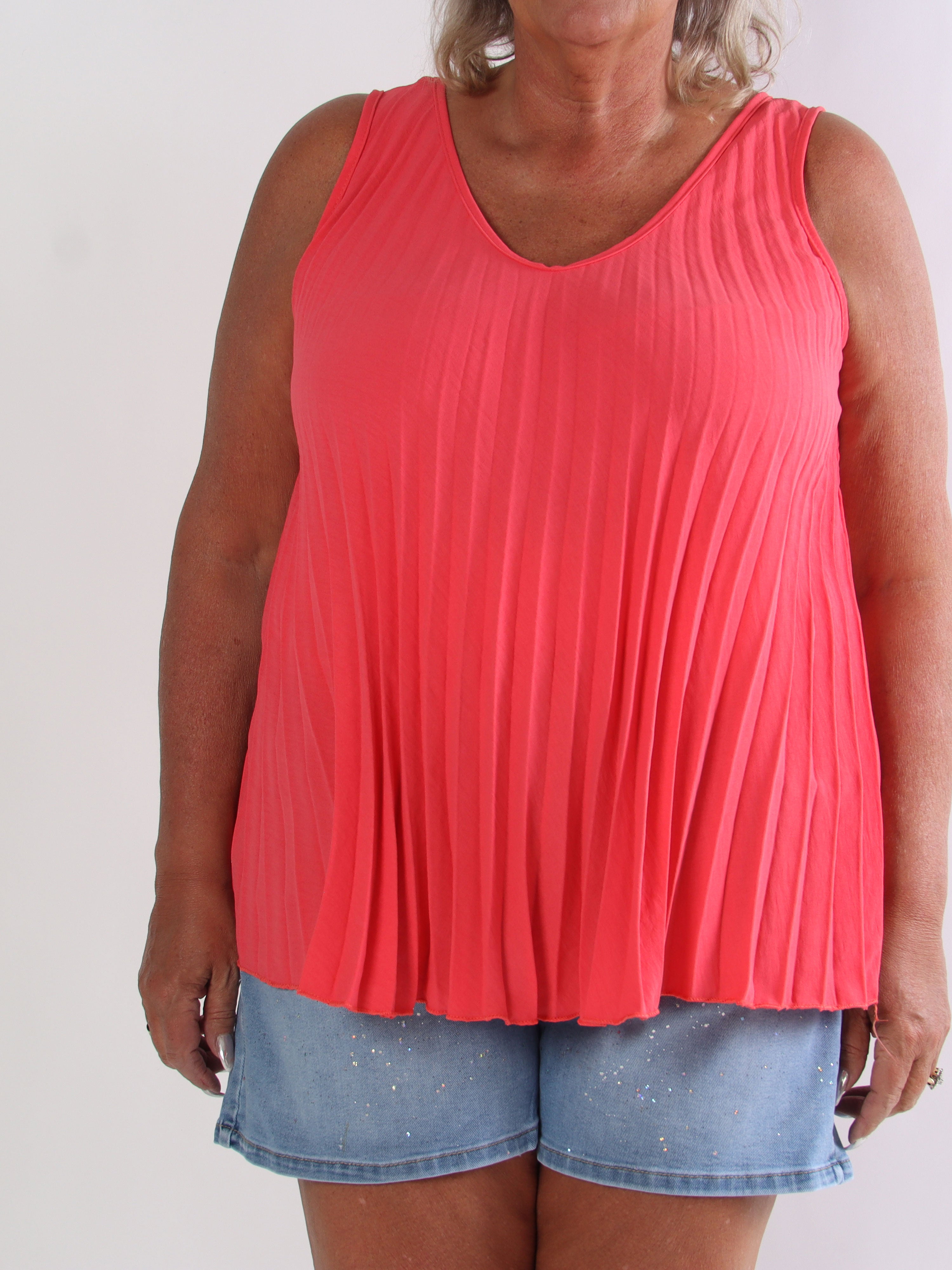 Linda Top - Fin plisseret plus size top i viskoseblanding med V-udskæring