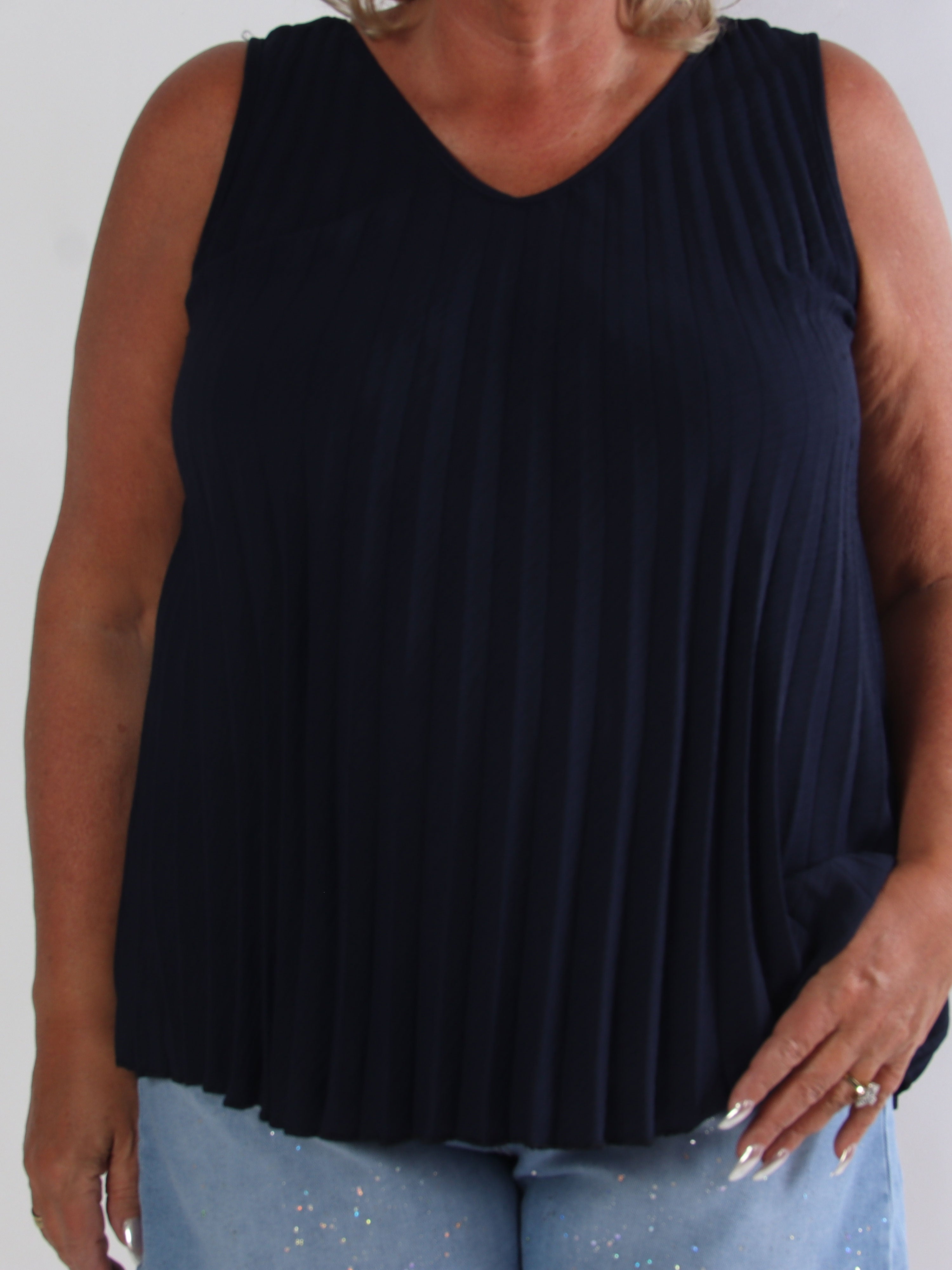 Linda Top - Fin plisseret plus size top i viskoseblanding med V-udskæring