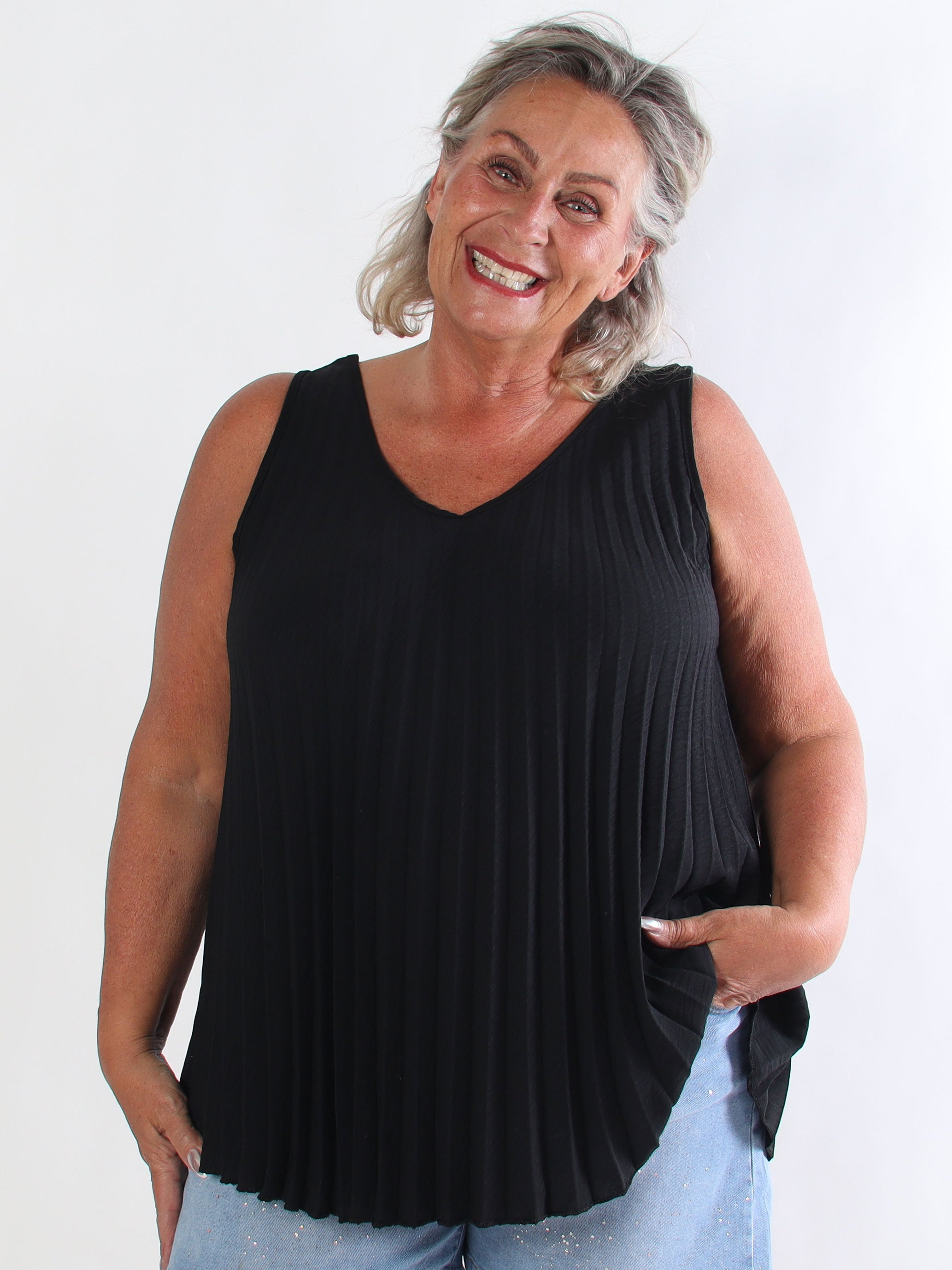Linda Top - Fin plisseret plus size top i viskoseblanding med V-udskæring