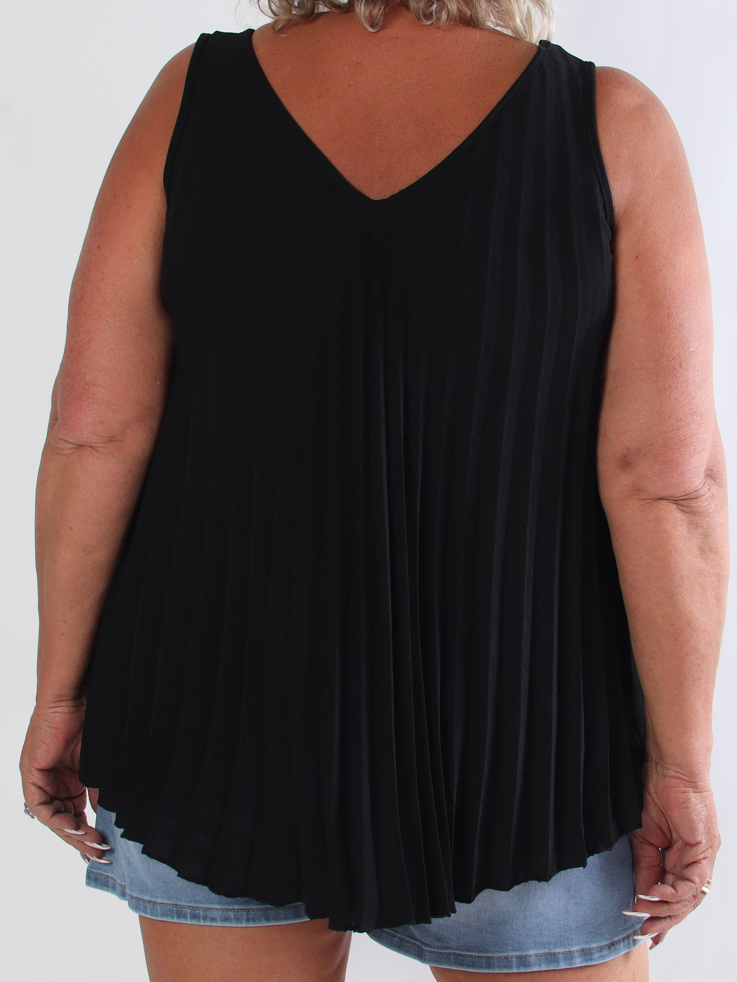 Linda Top - Fin plisseret plus size top i viskoseblanding med V-udskæring