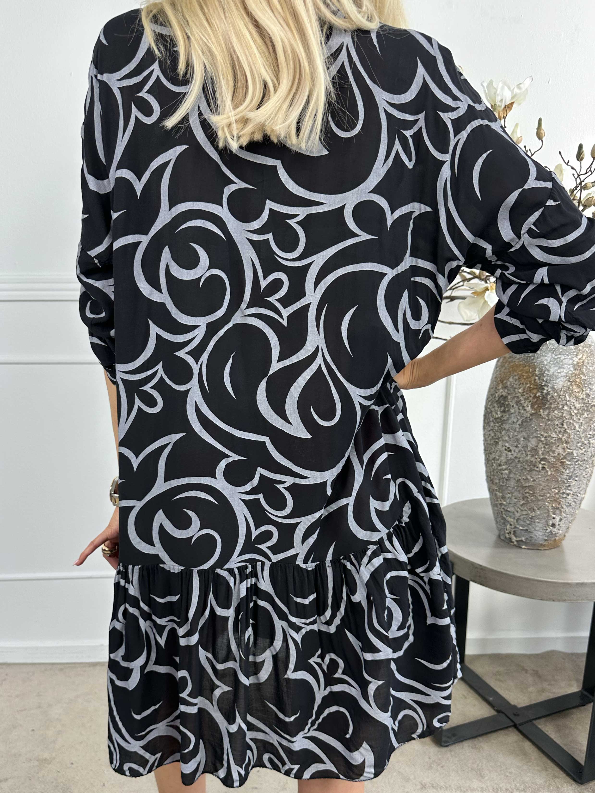 Linda - Mønstret skjortekjole med flæsekant forneden