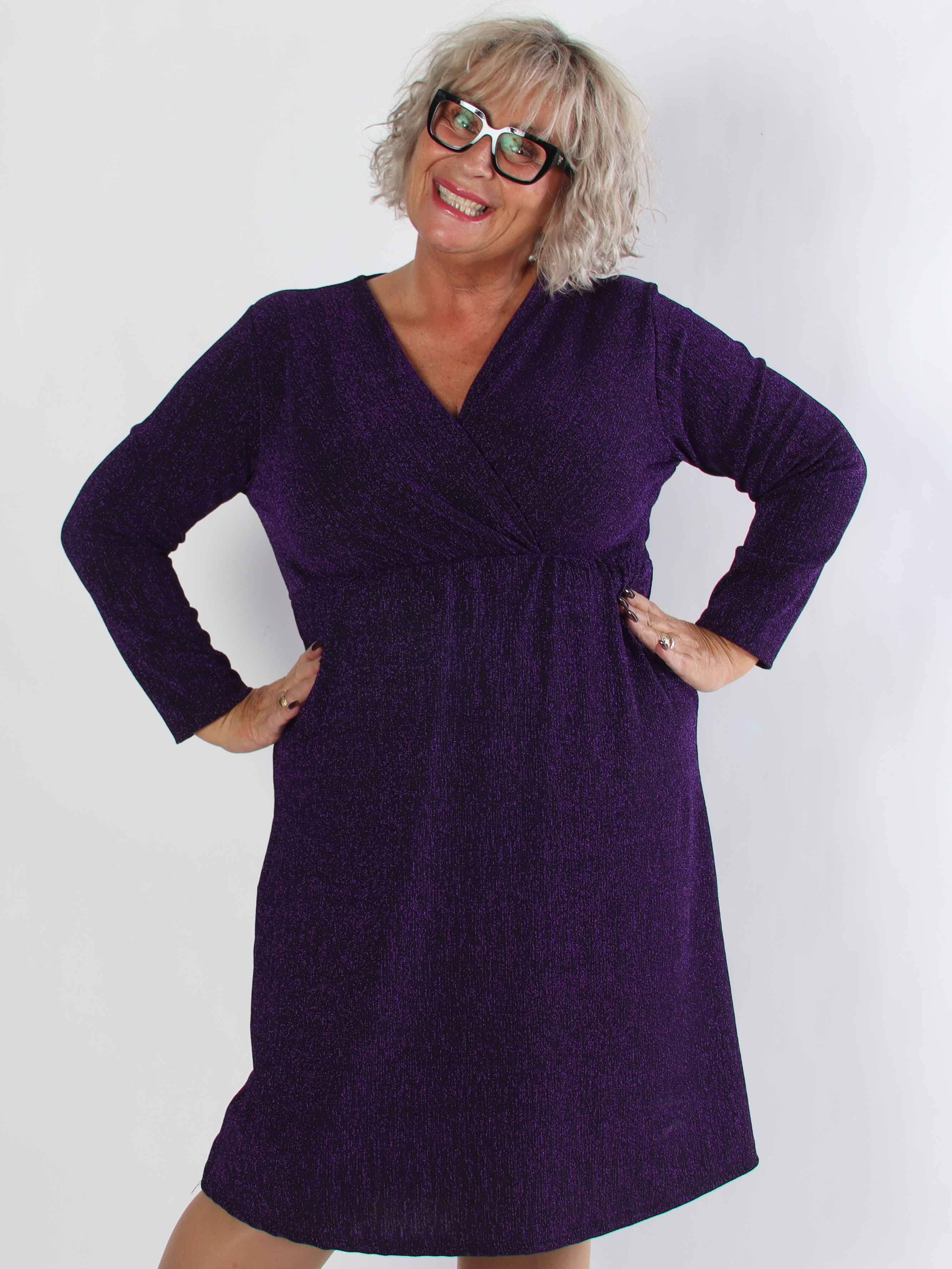 Lina - Plus size kjole med glimmertråde og krydsdetalje ved brystet