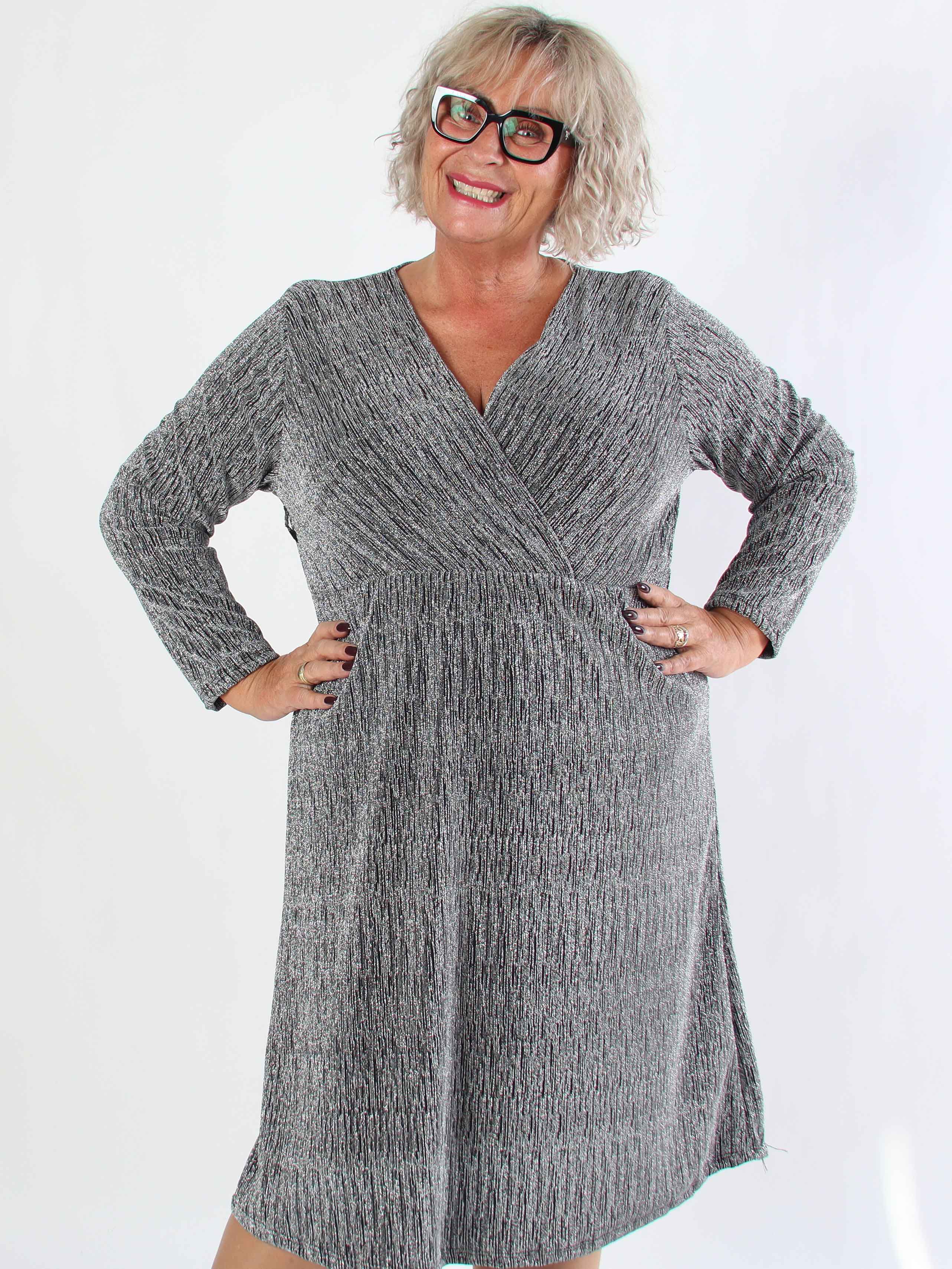 Lina - Plus size kjole med glimmertråde og krydsdetalje ved brystet