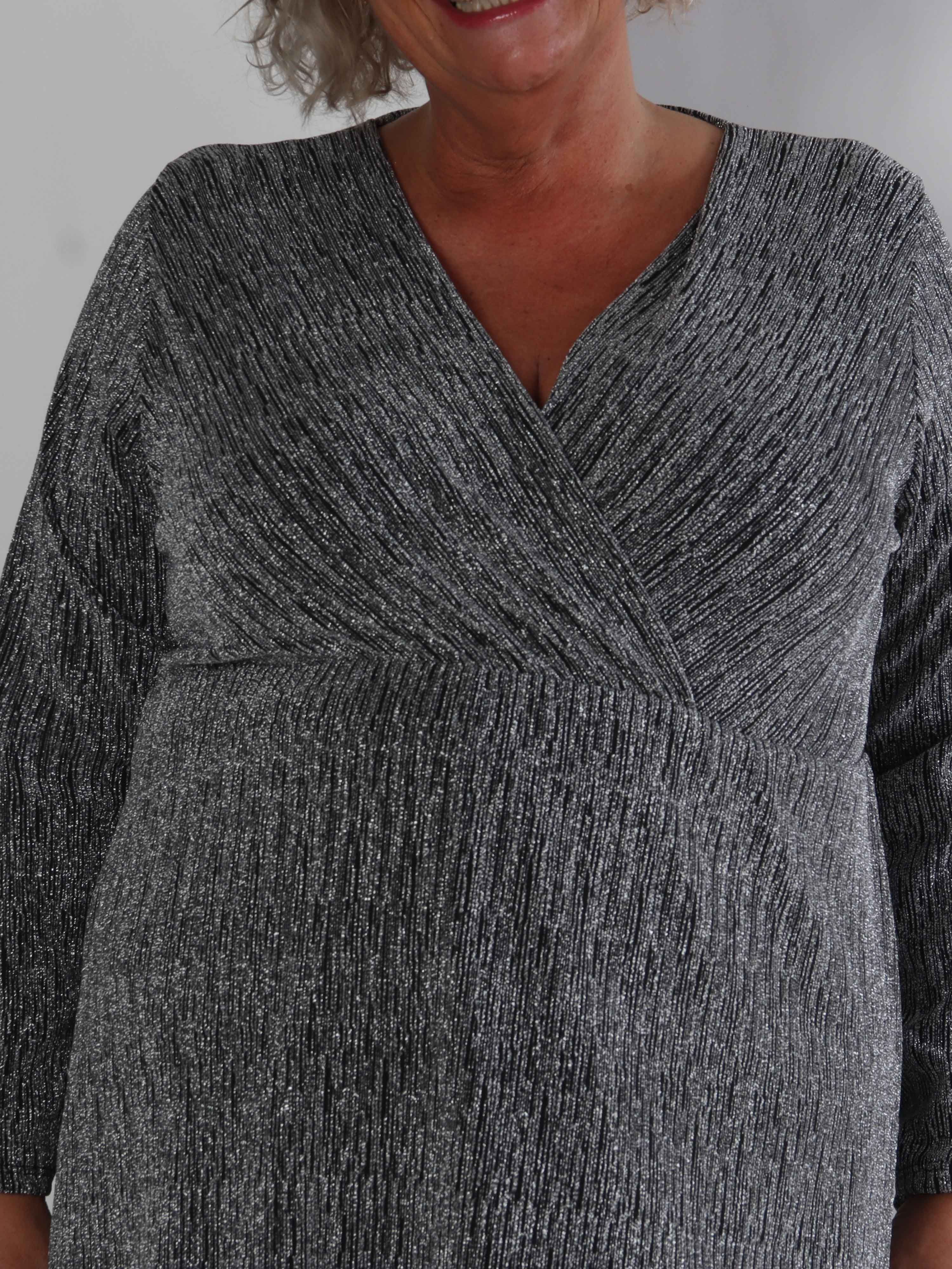 Lina - Plus size kjole med glimmertråde og krydsdetalje ved brystet