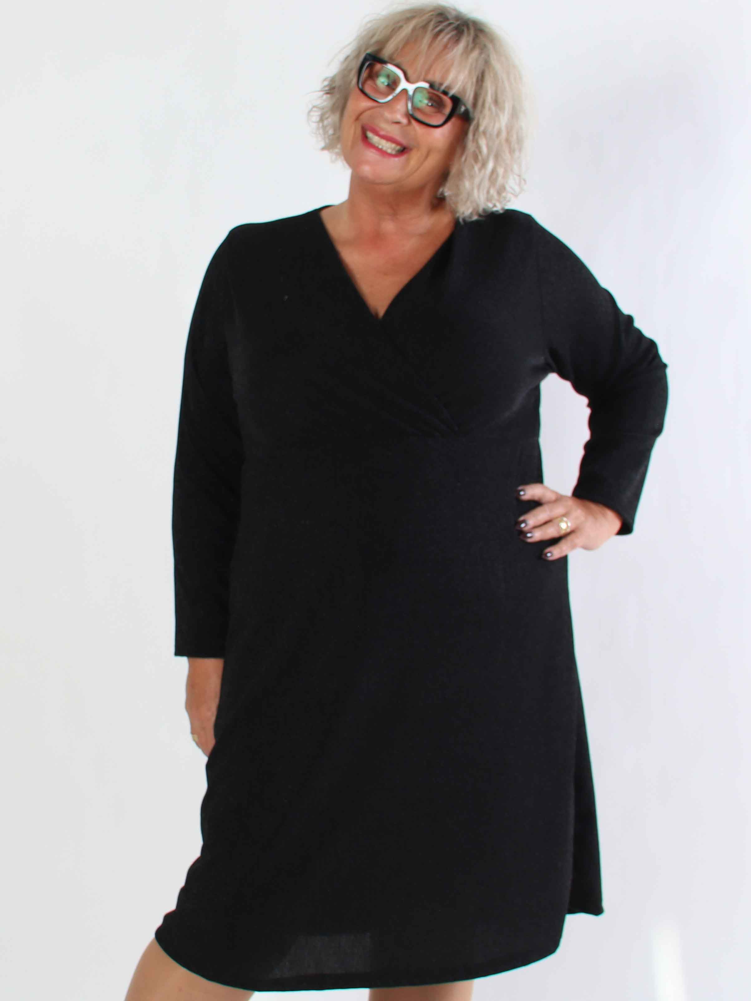 Lina - Plus size kjole med glimmertråde og krydsdetalje ved brystet