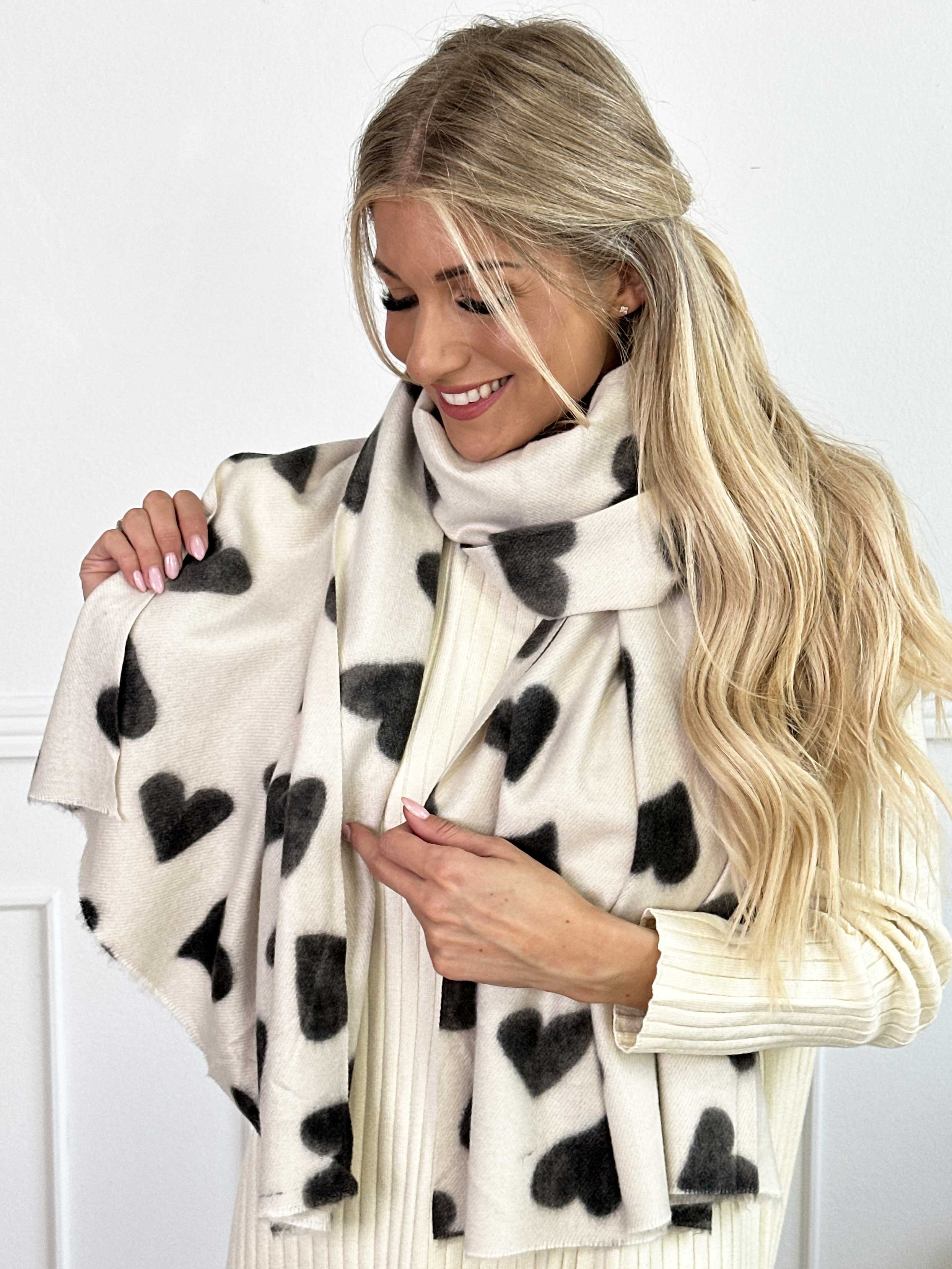 Linette - Blødt tørklæde med hjerter i viskose og uld