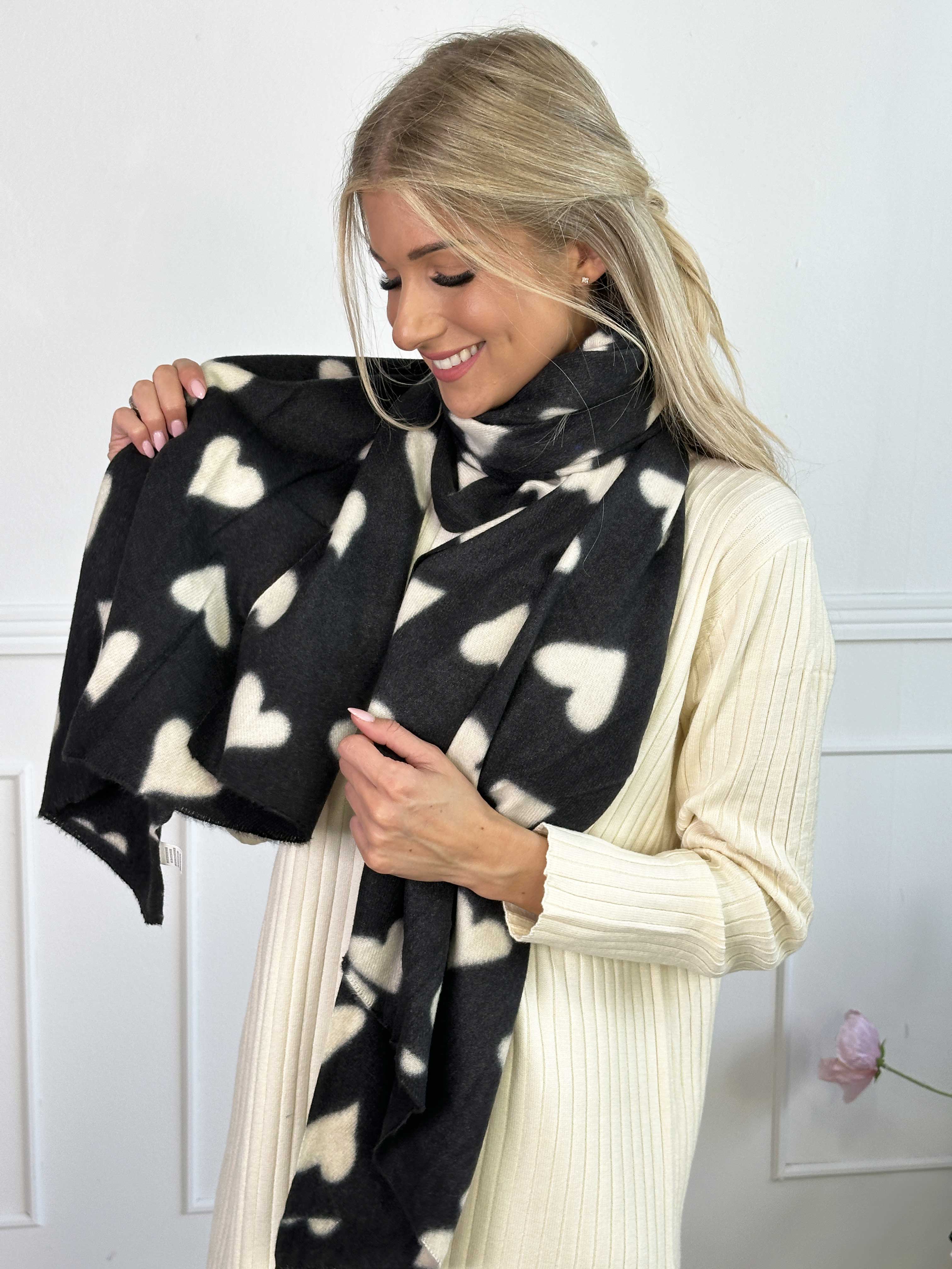 Linette - Blødt tørklæde med hjerter i viskose og uld