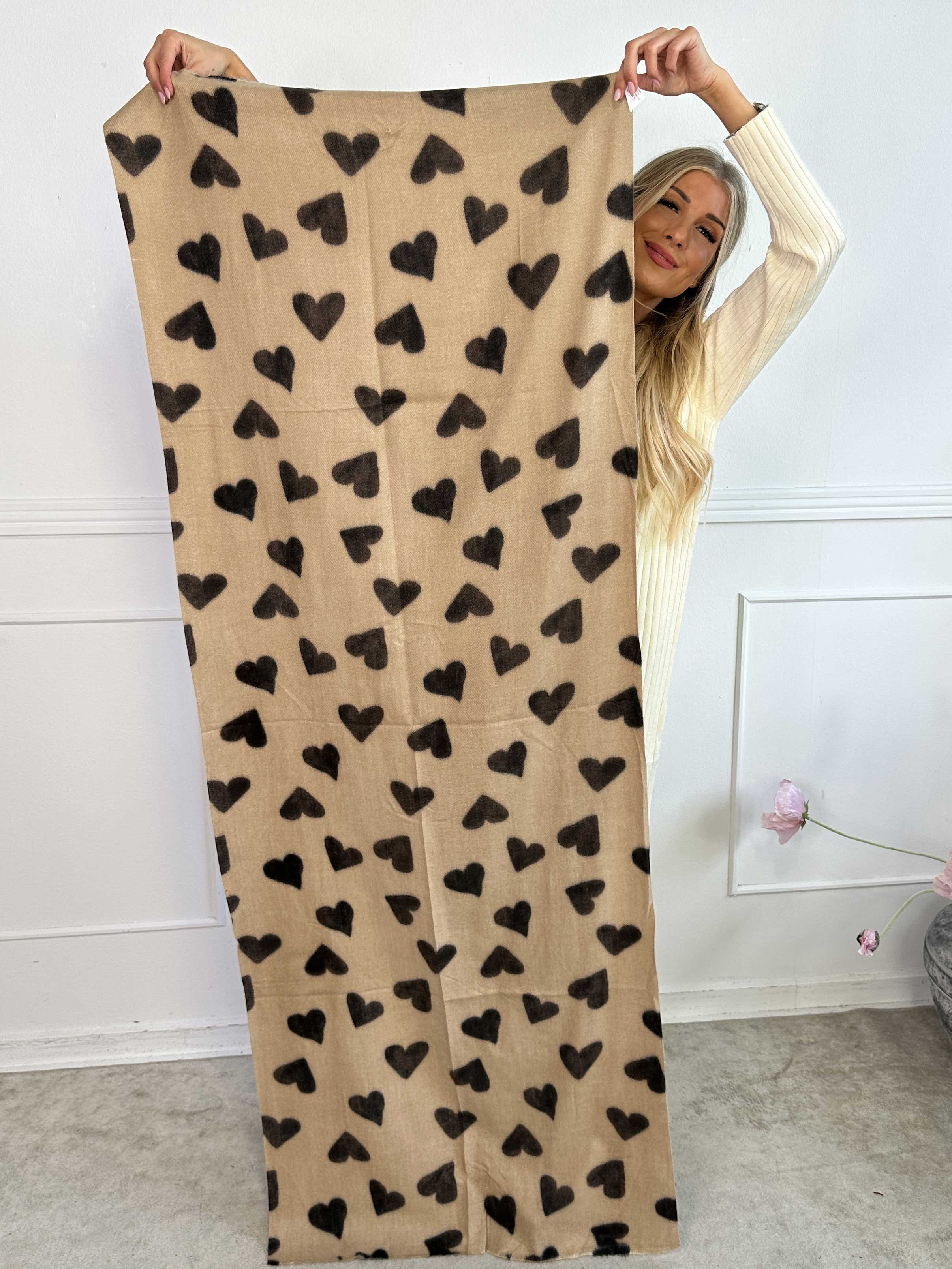 Linette - Blødt tørklæde med hjerter i viskose og uld