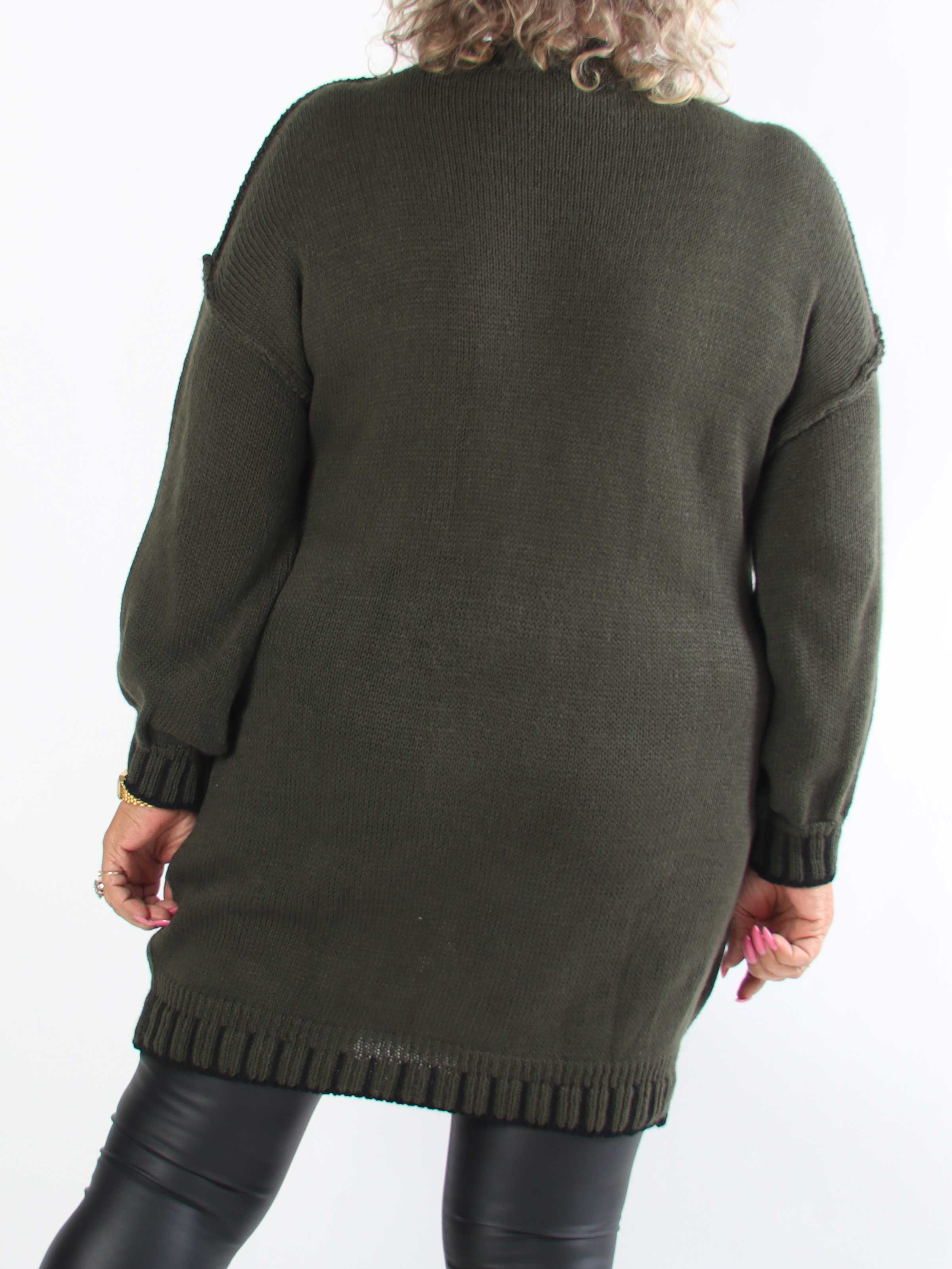Liora - Plus size kjole med stribet detaljer ved halskraven, ærmerne og kjolens bund