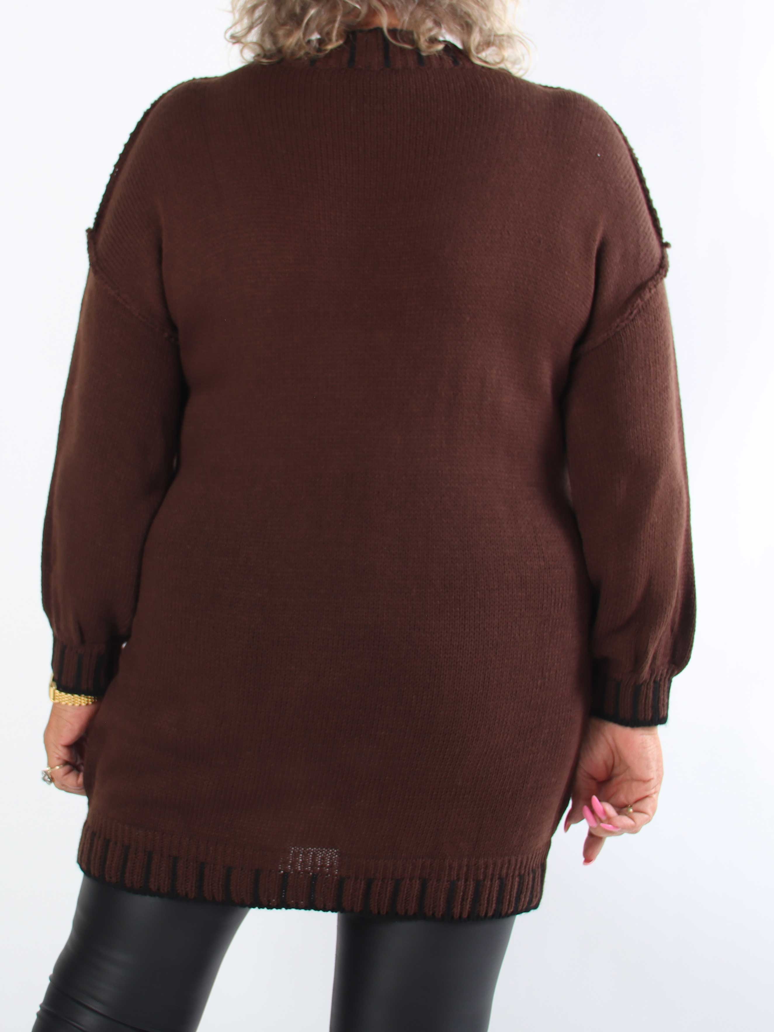 Liora - Plus size kjole med stribet detaljer ved halskraven, ærmerne og kjolens bund