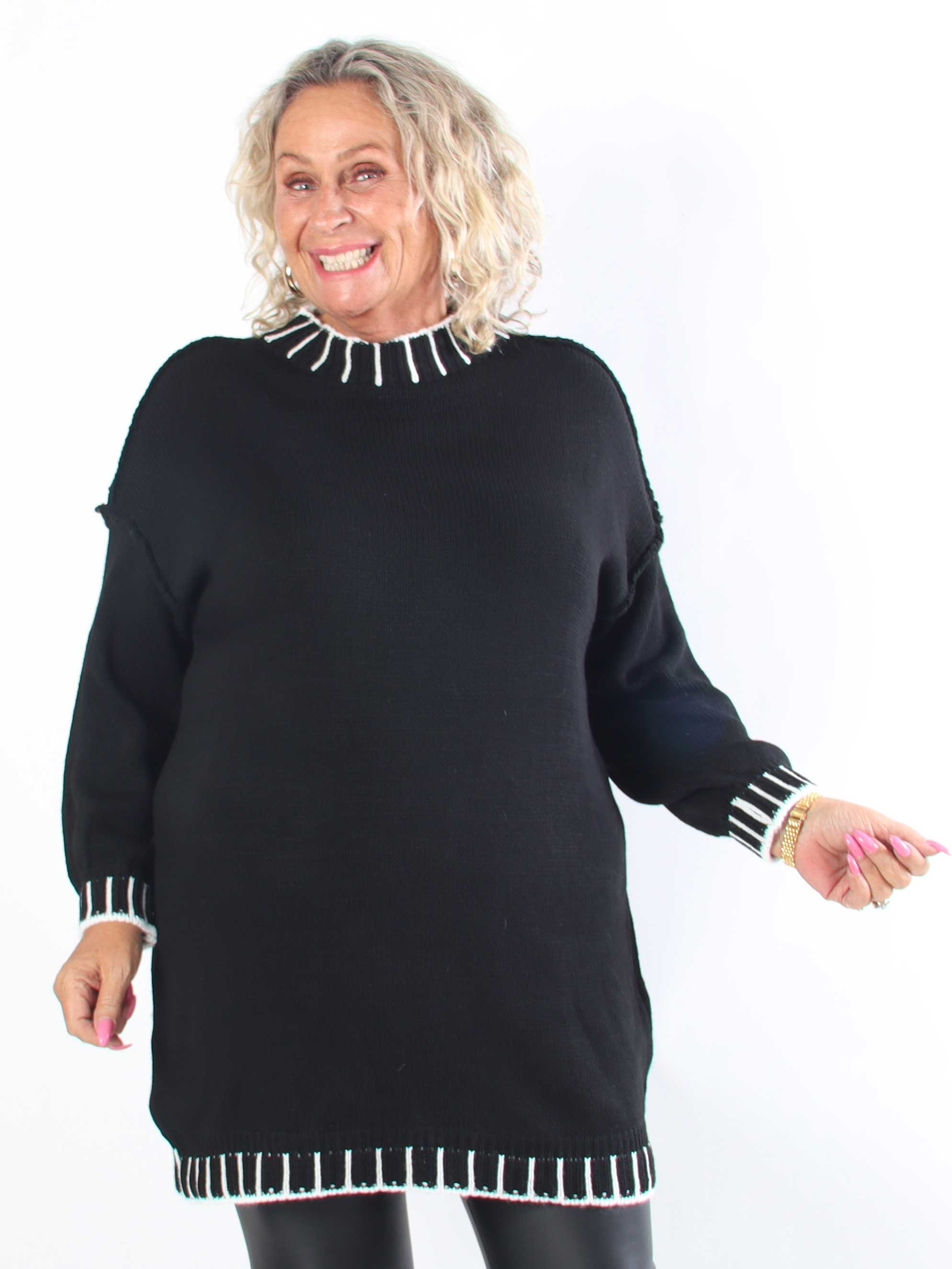Liora - Plus size kjole med stribet detaljer ved halskraven, ærmerne og kjolens bund