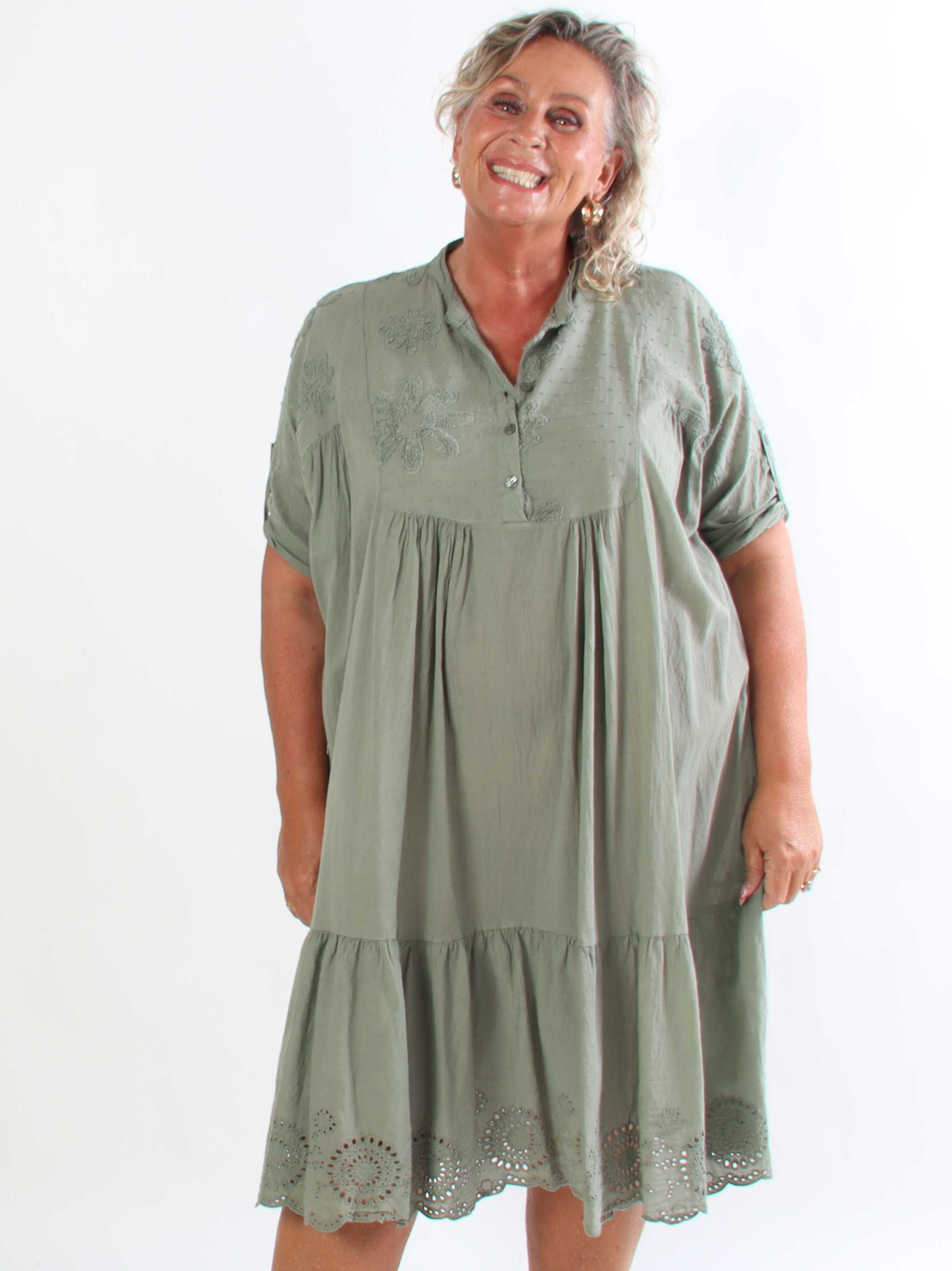 Lira - Plus size kjole i bomuld med blomster og broderie anglaise i bunden