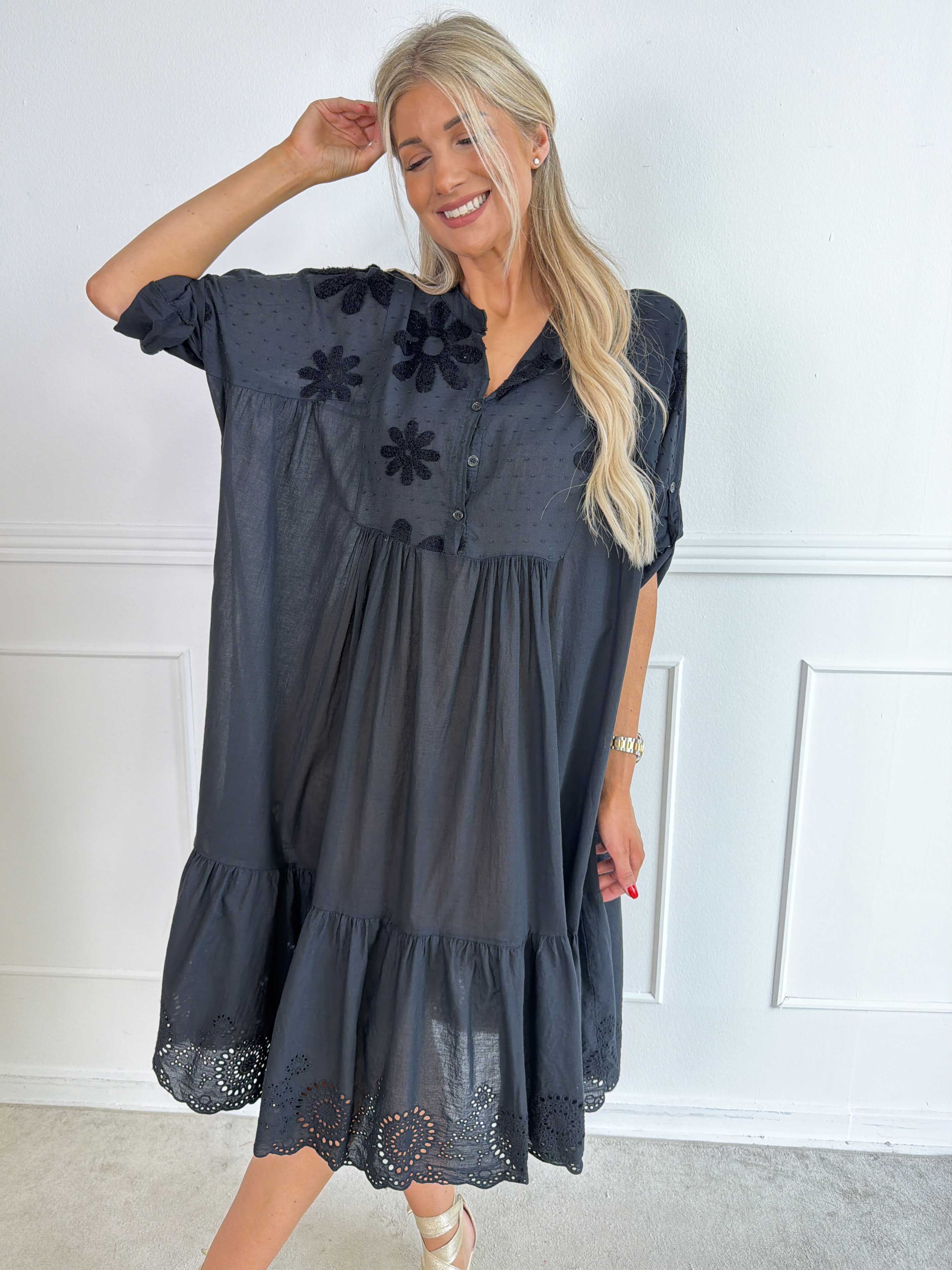 Lira - Let og luftig bomulds kjole med blomster og broderie anglaise i bunden