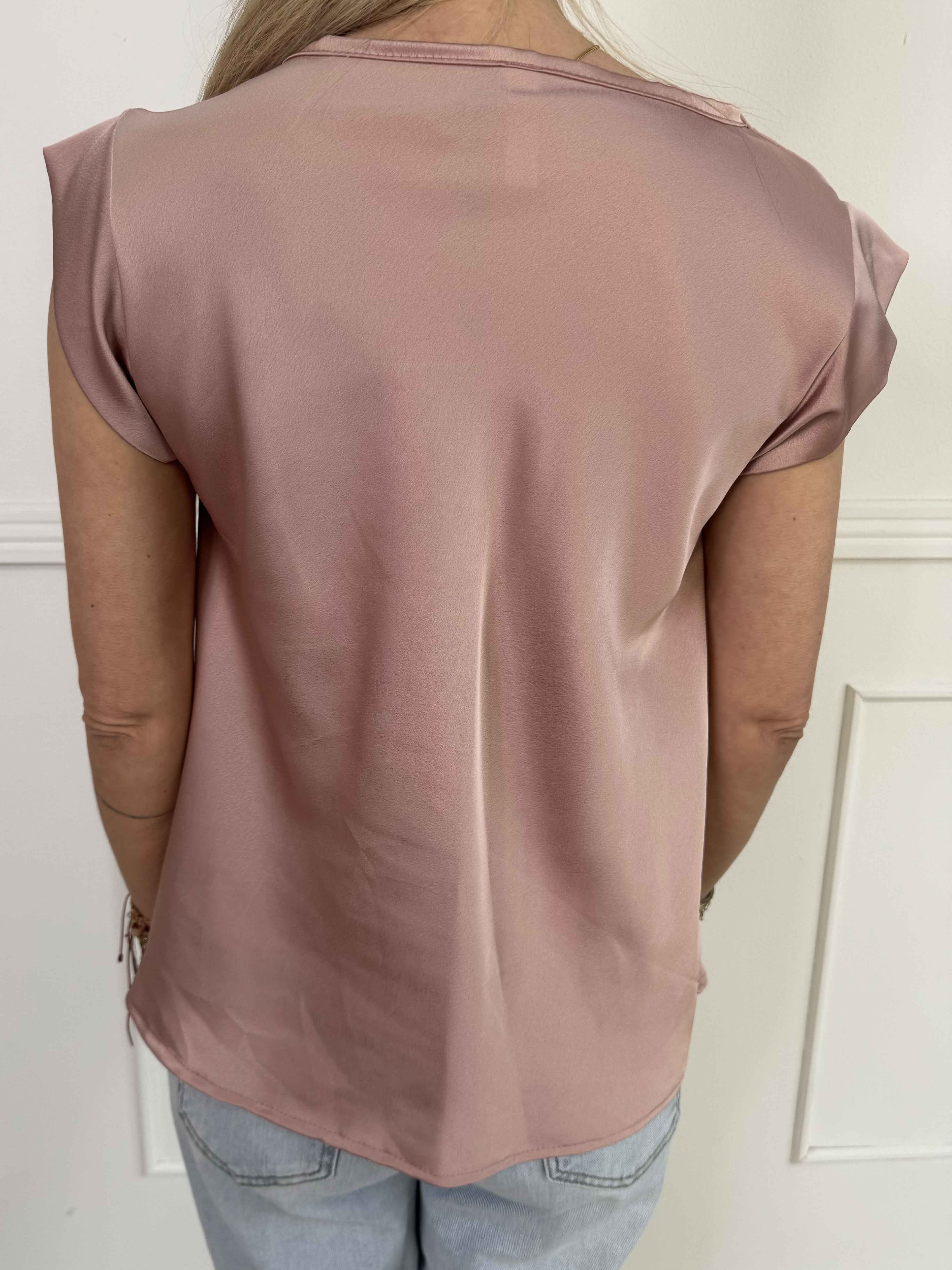 Lisa - Sød blank top med fint fald foran