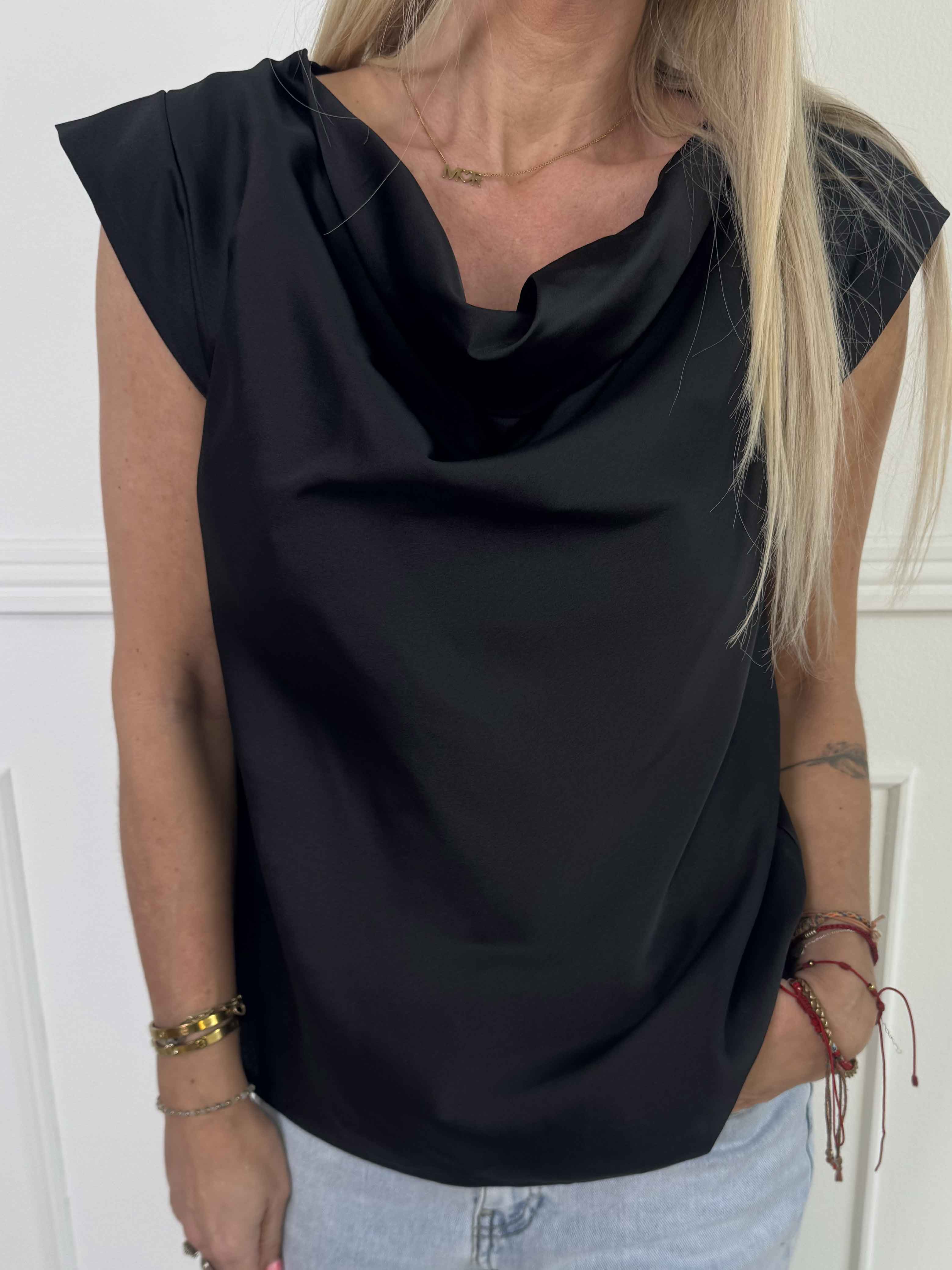 Lisa - Sød blank top med fint fald foran