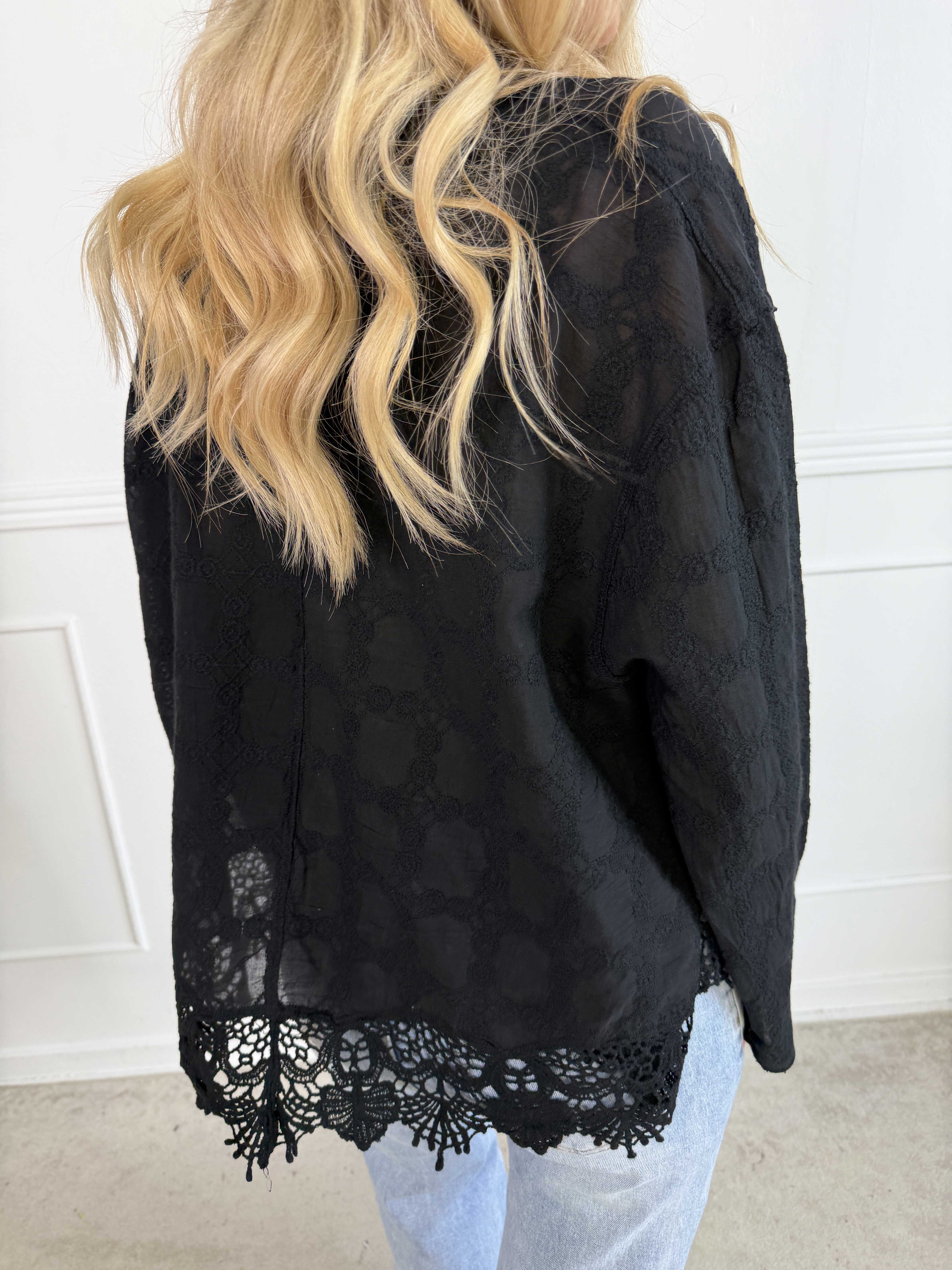 Litzy - Feminin bomuldsskjorte med fine broderier og blondekant