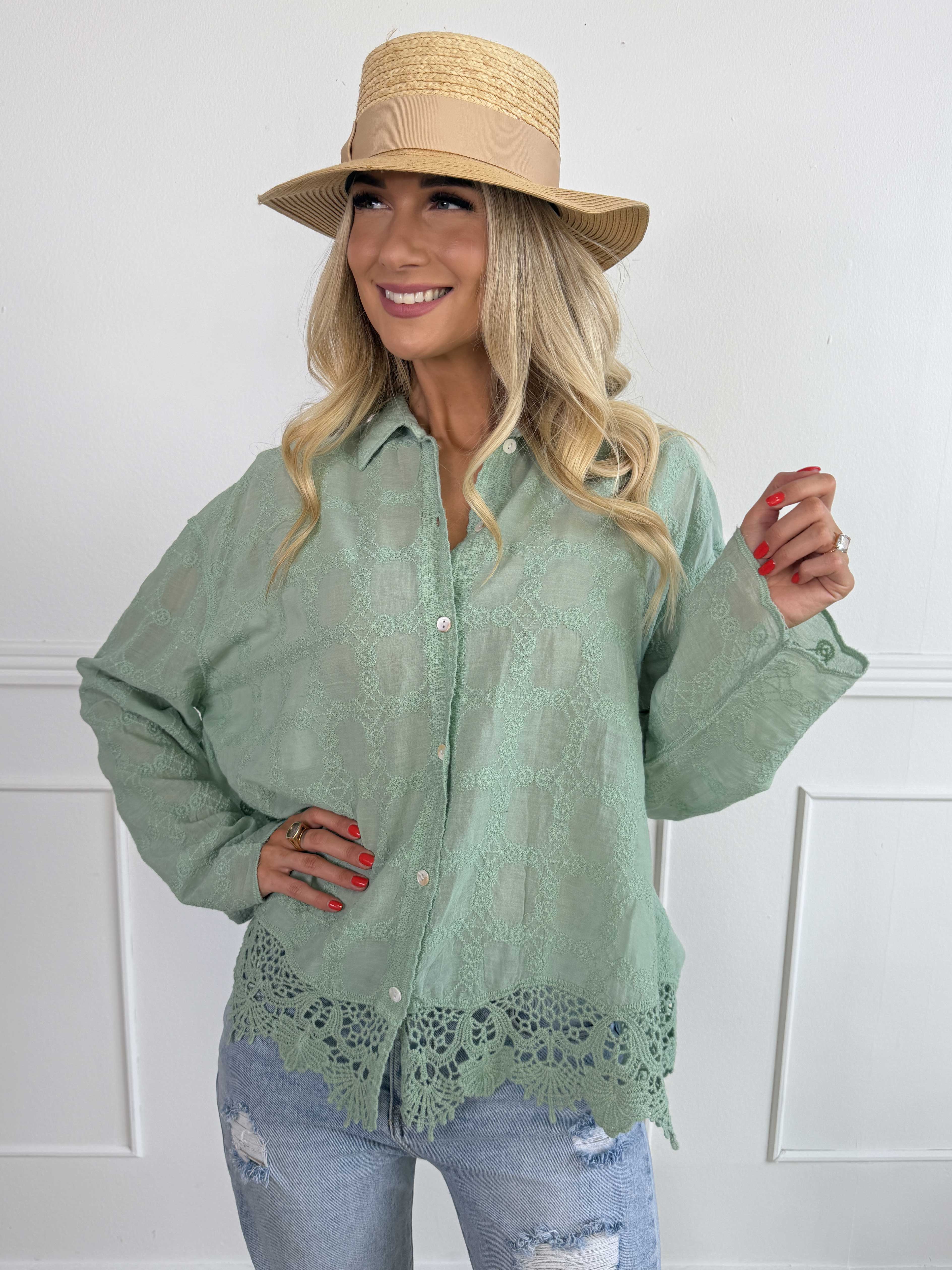 Litzy - Feminin bomuldsskjorte med fine broderier og blondekant