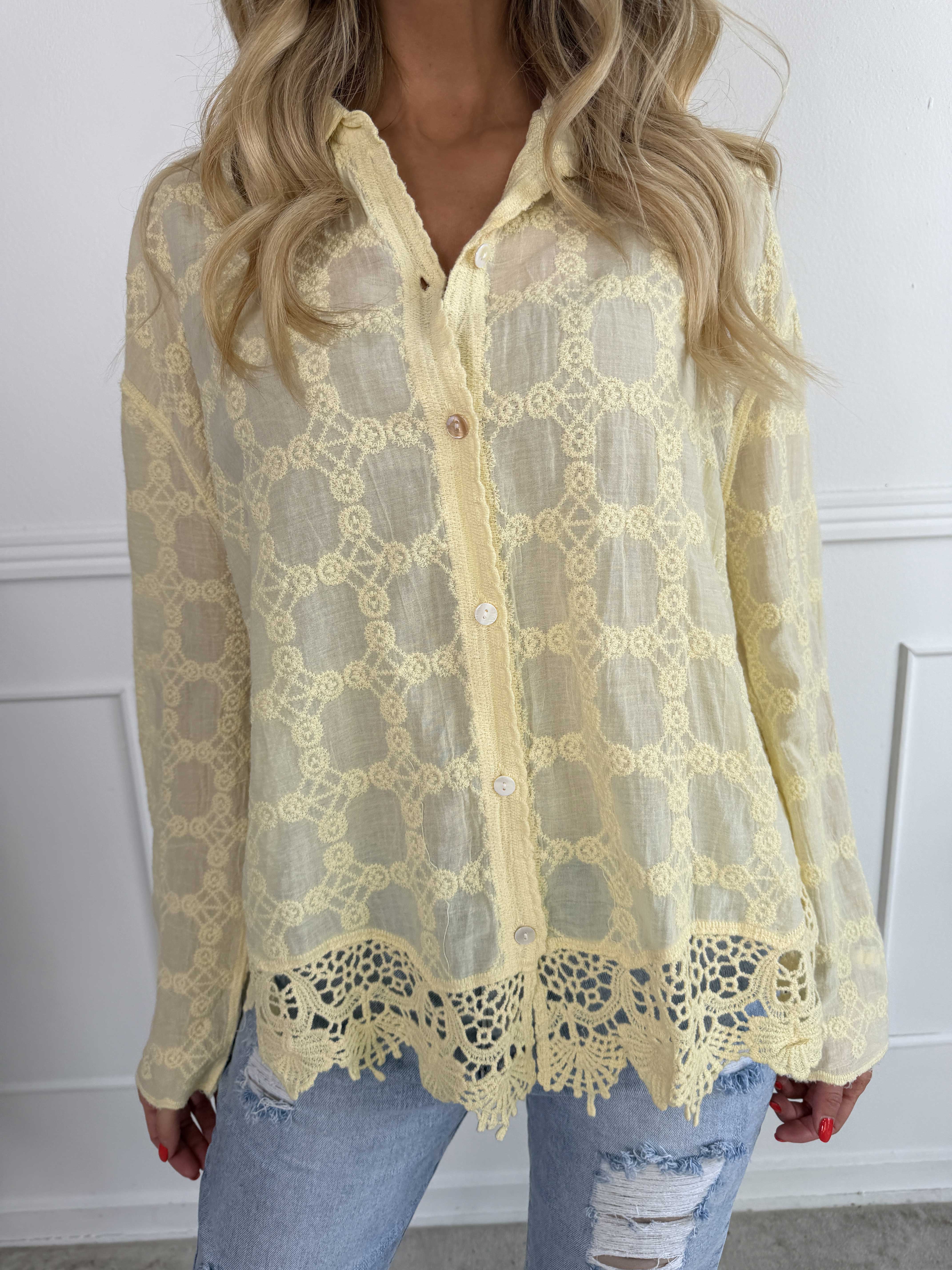 Litzy - Feminin bomuldsskjorte med fine broderier og blondekant