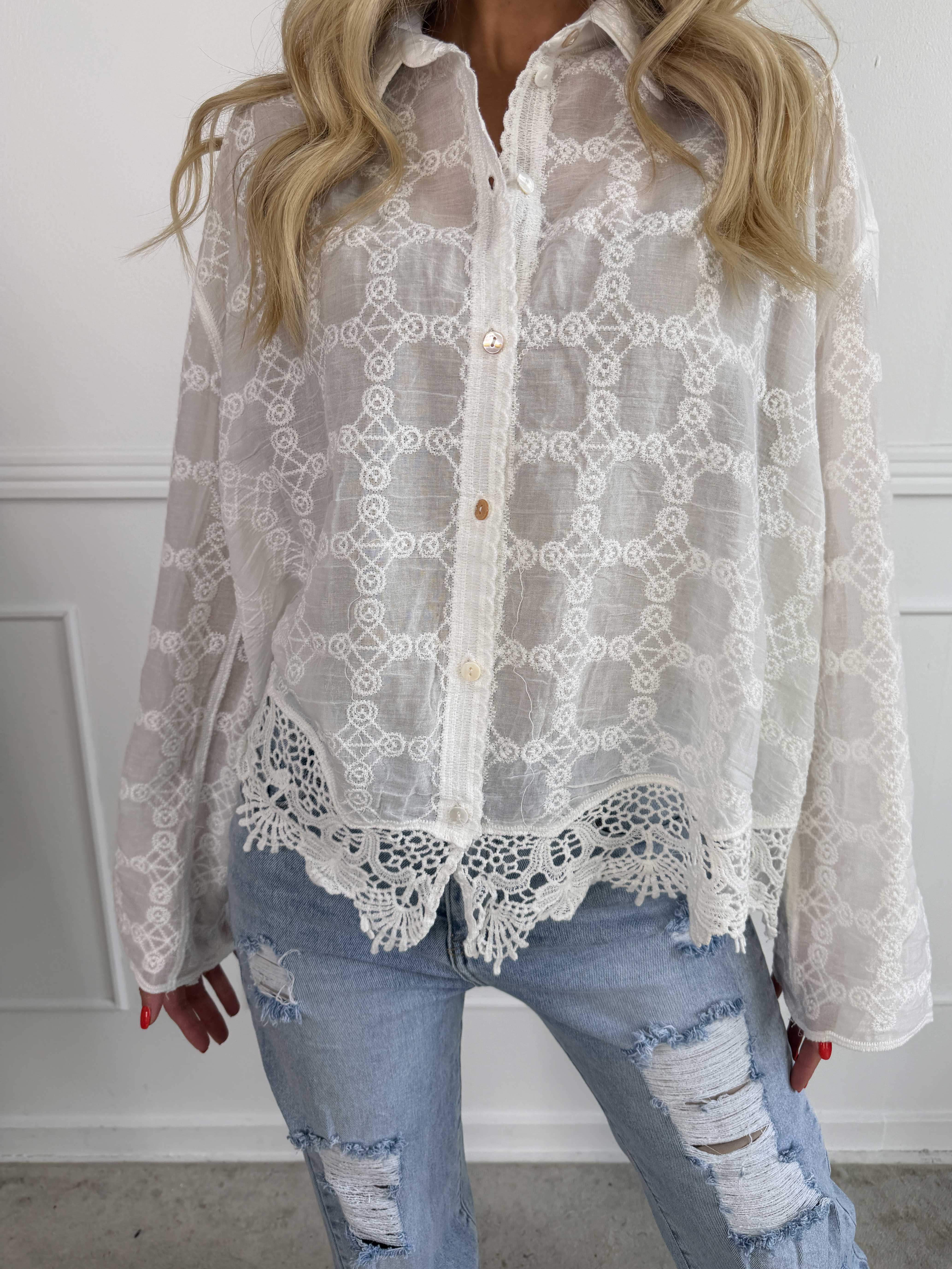 Litzy - Feminin bomuldsskjorte med fine broderier og blondekant