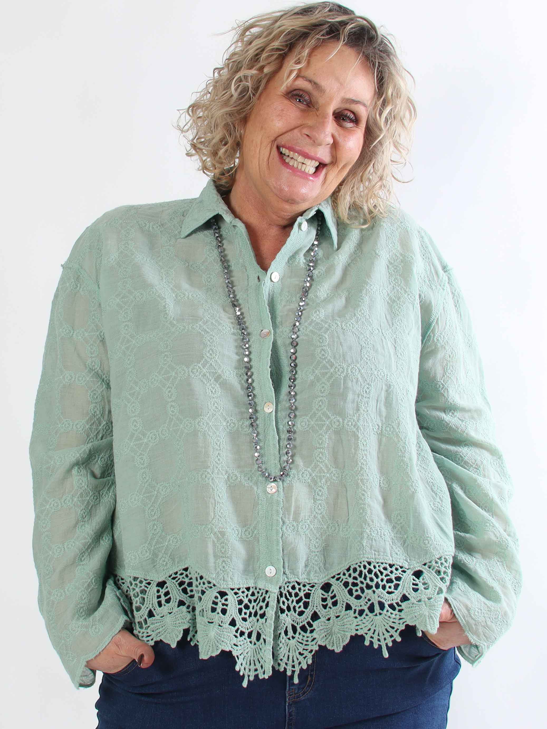 Litzy - Plus size bomuldsskjorte med fine broderier og blondekant