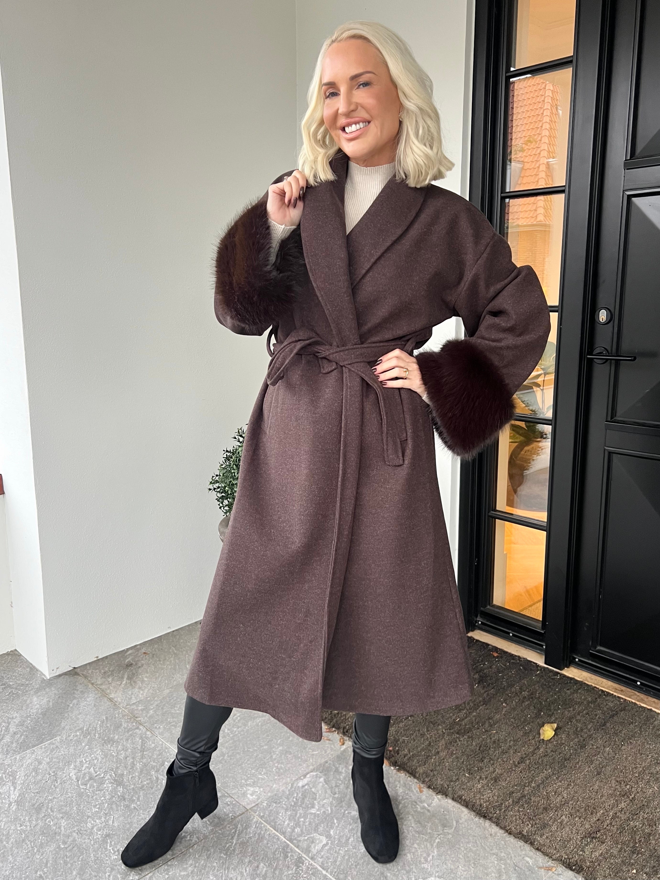 Livia - Elegant lang frakke med blød faux fur ved ærmekanterne