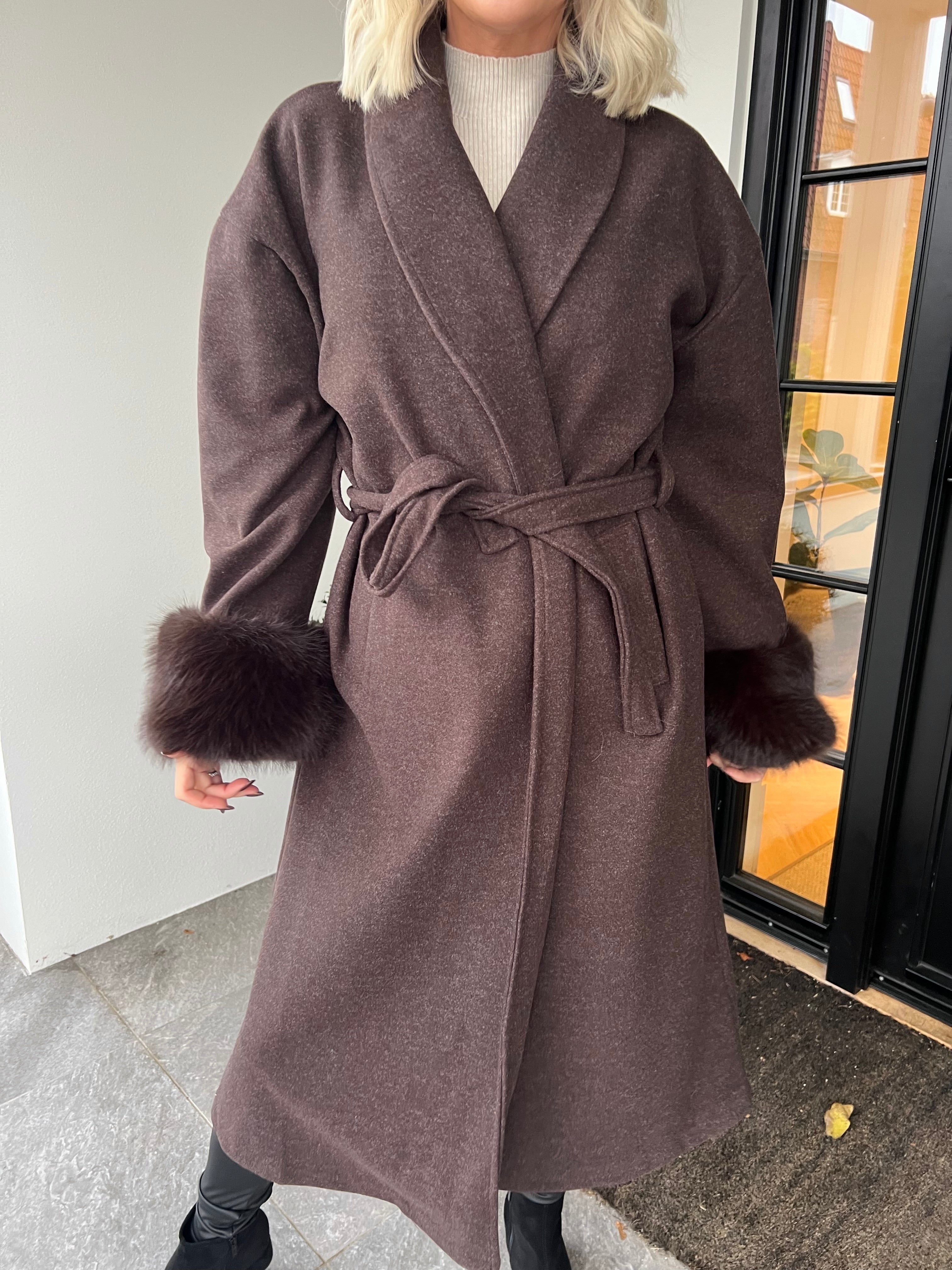 Livia - Elegant lang frakke med blød faux fur ved ærmekanterne