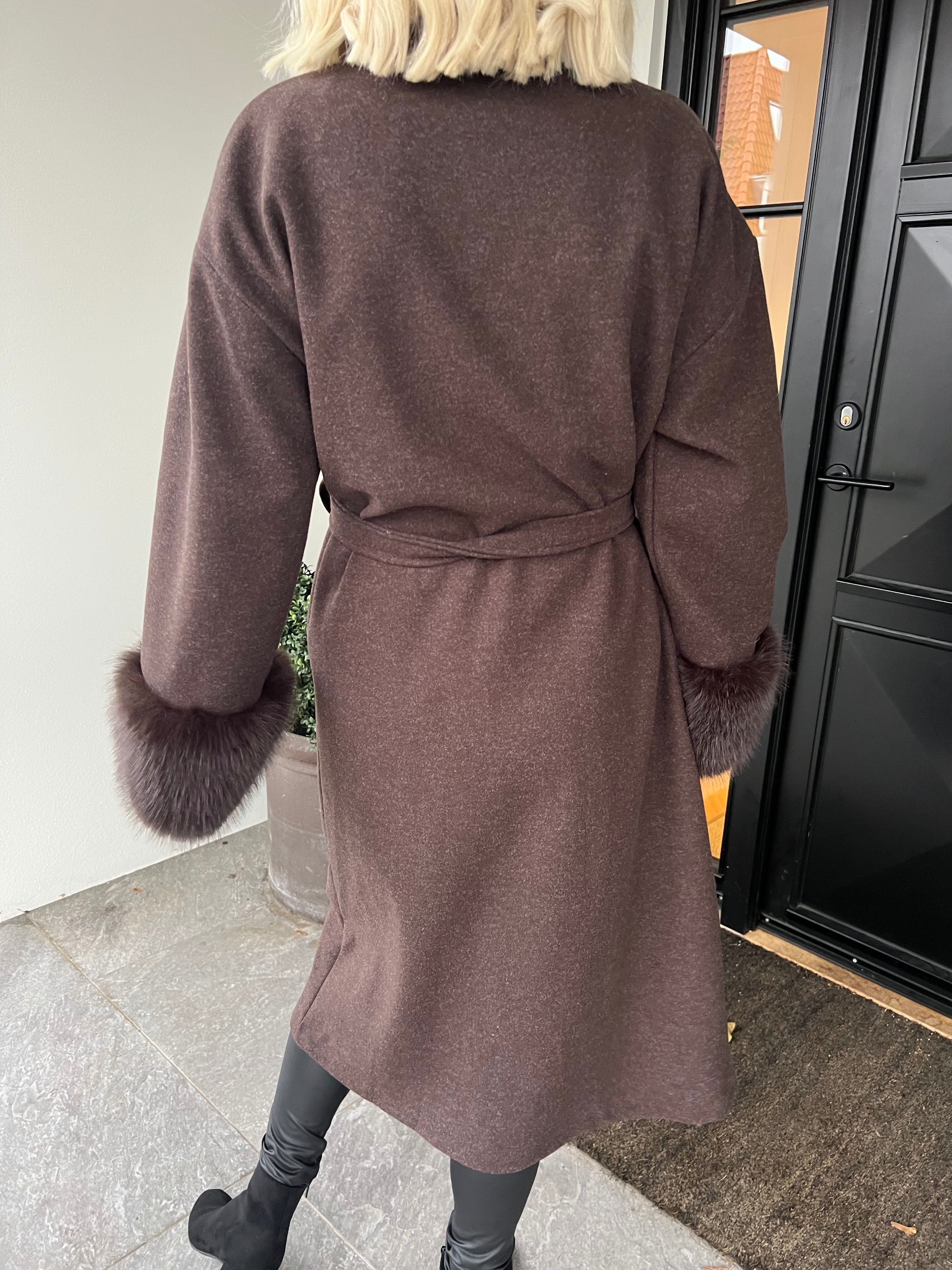 Livia - Elegant lang frakke med blød faux fur ved ærmekanterne
