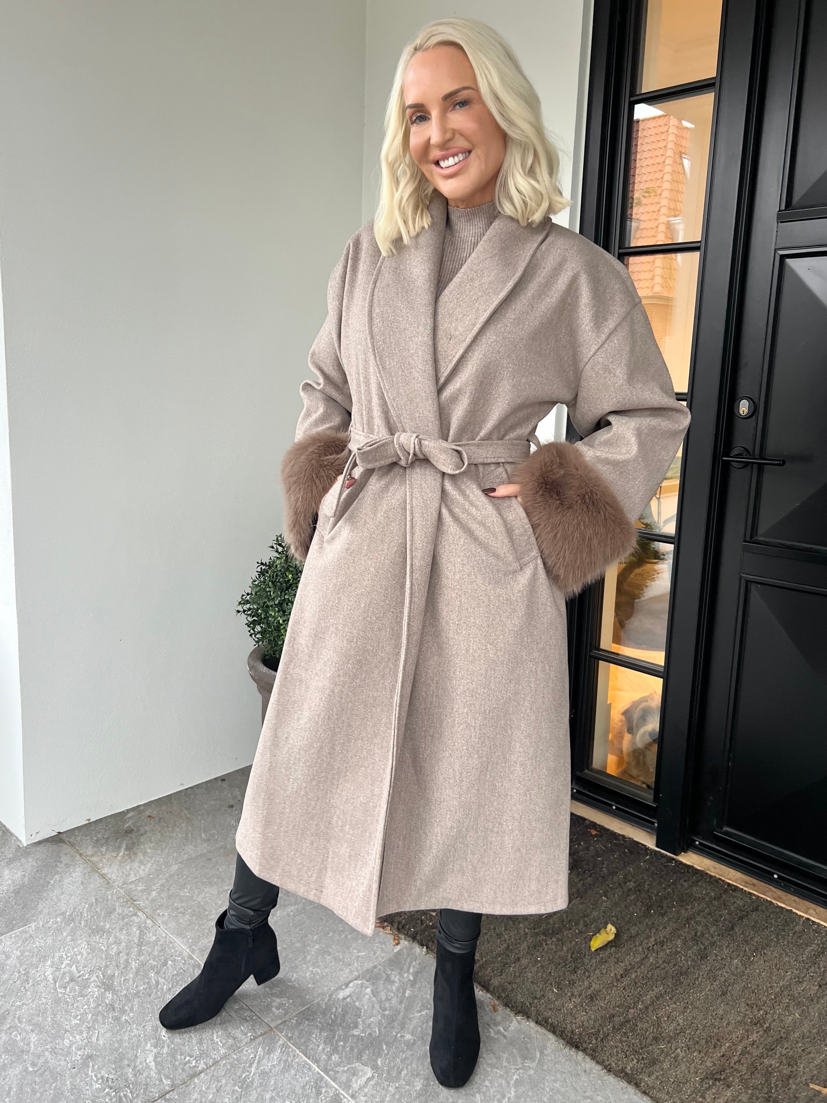 Livia - Elegant lang frakke med blød faux fur ved ærmekanterne