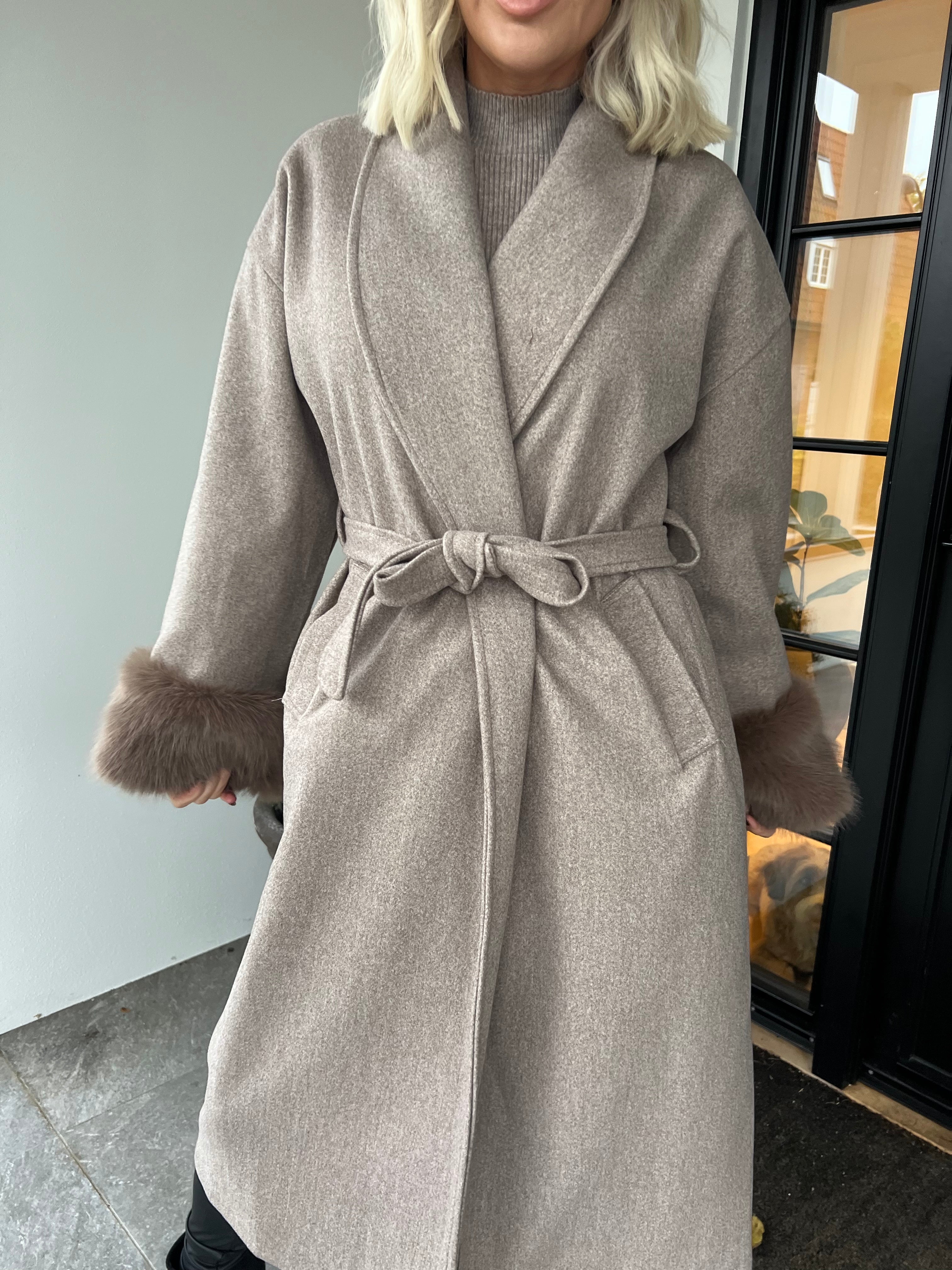 Livia - Elegant lang frakke med blød faux fur ved ærmekanterne