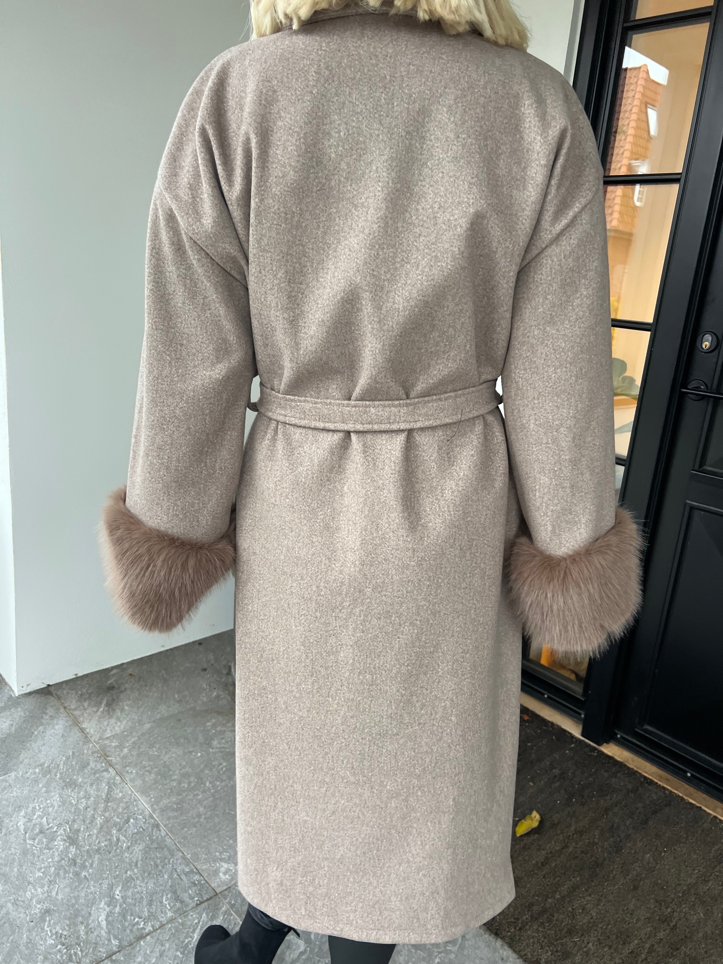 Livia - Elegant lang frakke med blød faux fur ved ærmekanterne